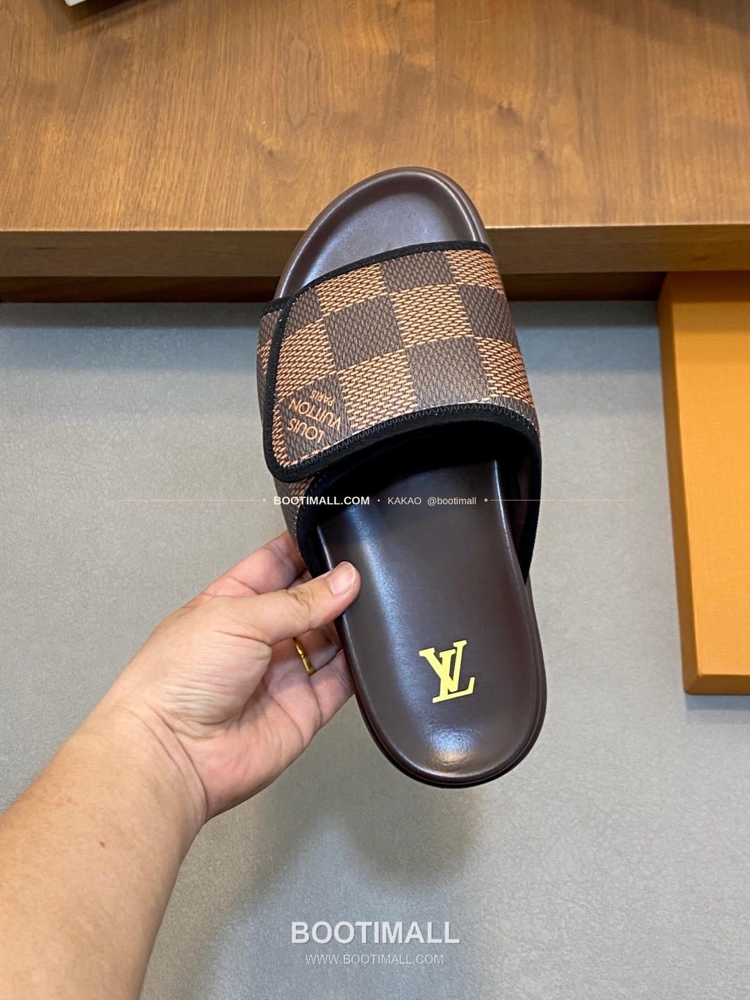 루이비통 모노그램 벨크로 패딩 슬라이드 샌들 Louis Vuitton Monogram Velcro Padded Slide Sandals 7