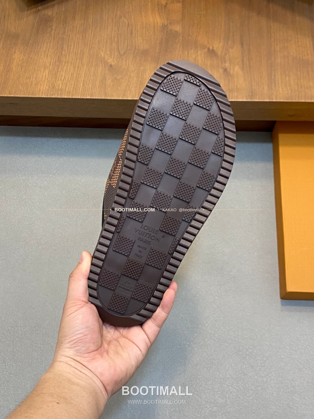 루이비통 모노그램 벨크로 패딩 슬라이드 샌들 Louis Vuitton Monogram Velcro Padded Slide Sandals 8