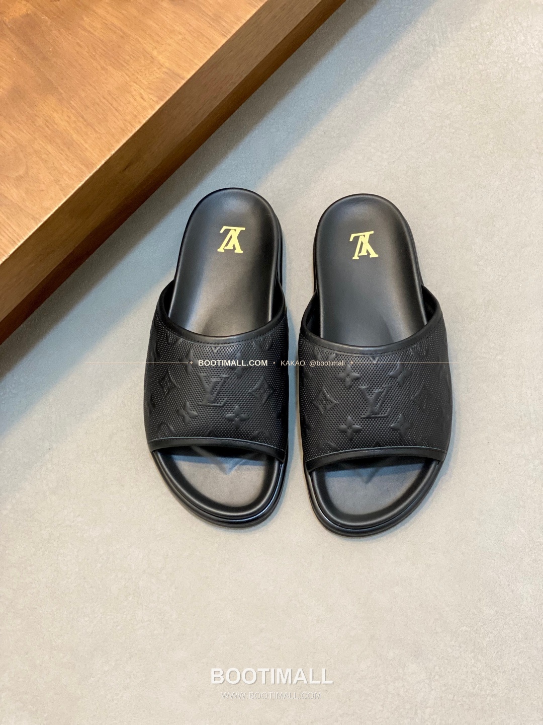 루이비통 모노그램 벨크로 패딩 슬라이드 샌들 Louis Vuitton Monogram Velcro Padded Slide Sandals 1