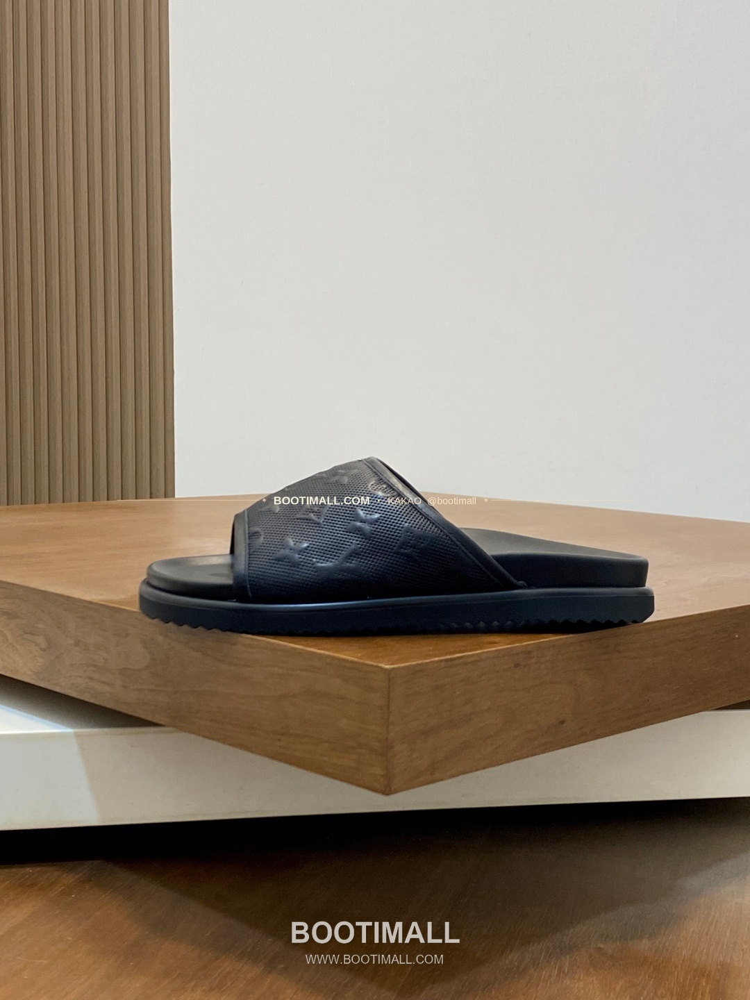 루이비통 모노그램 벨크로 패딩 슬라이드 샌들 Louis Vuitton Monogram Velcro Padded Slide Sandals 2