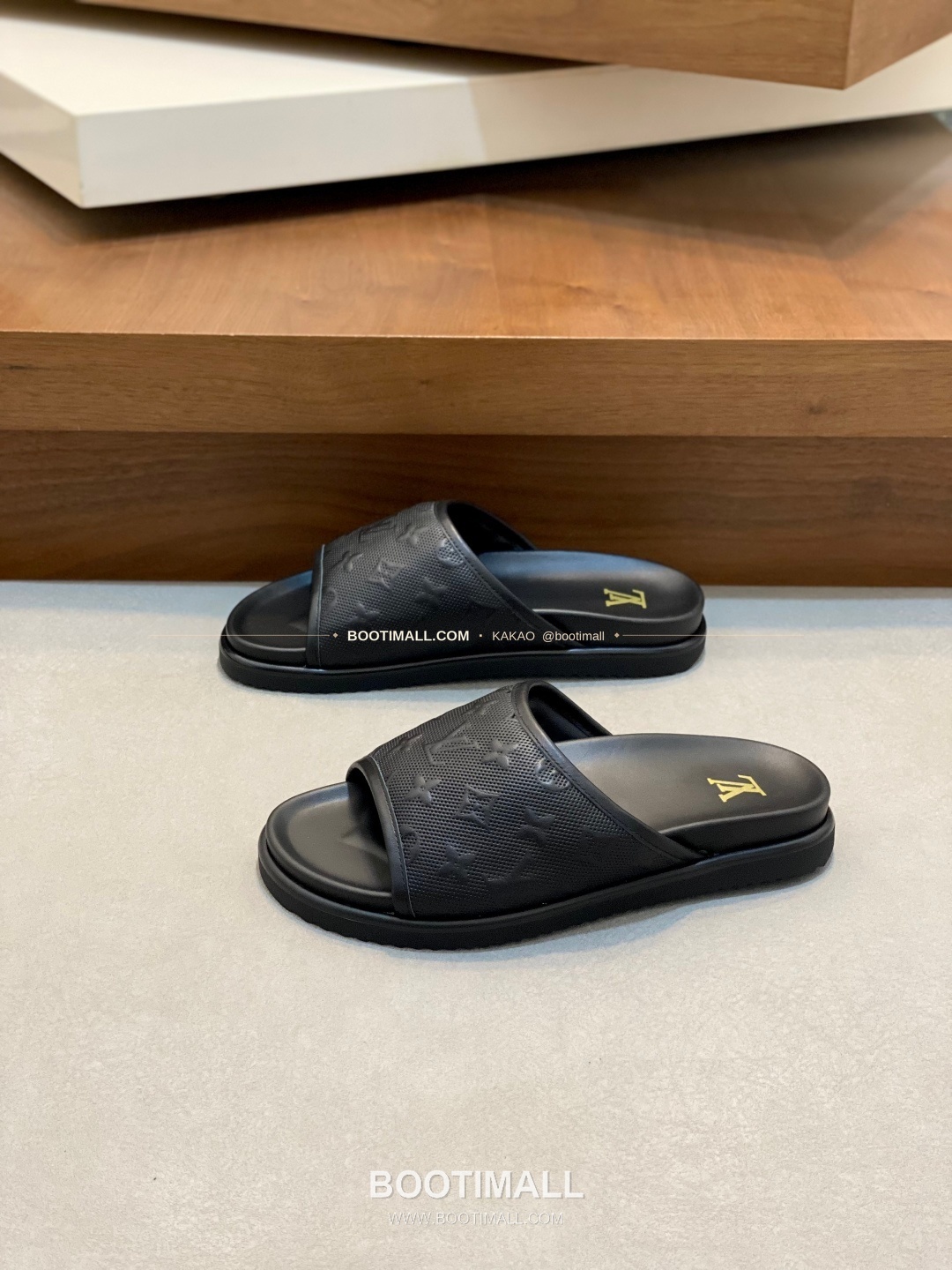 루이비통 모노그램 벨크로 패딩 슬라이드 샌들 Louis Vuitton Monogram Velcro Padded Slide Sandals 3