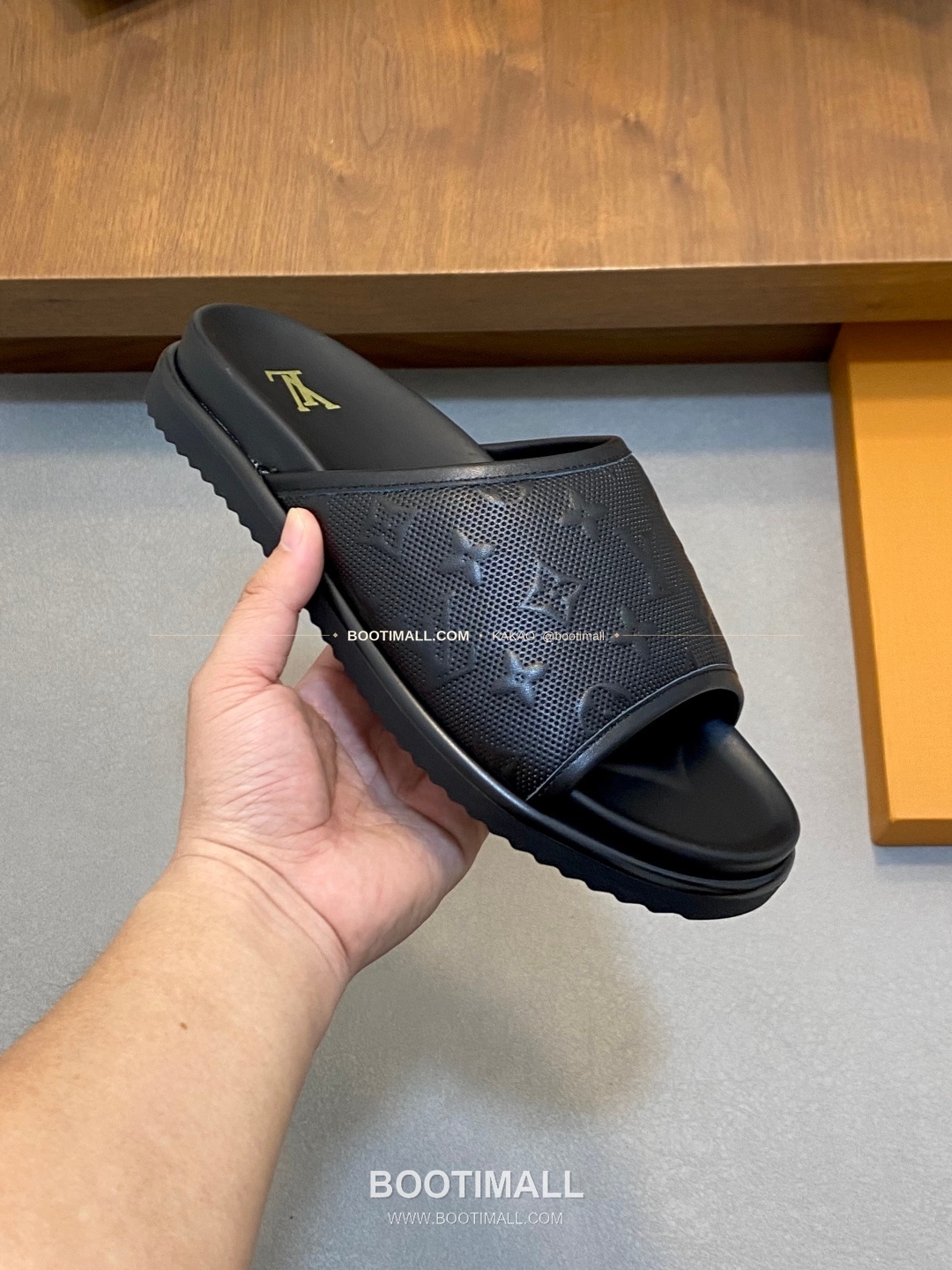 루이비통 모노그램 벨크로 패딩 슬라이드 샌들 Louis Vuitton Monogram Velcro Padded Slide Sandals 4