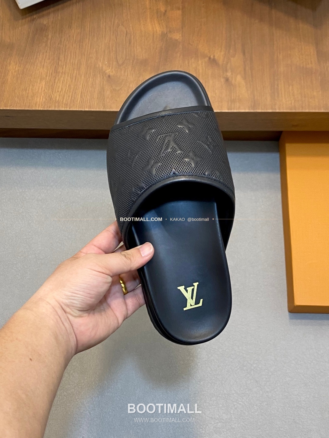 루이비통 모노그램 벨크로 패딩 슬라이드 샌들 Louis Vuitton Monogram Velcro Padded Slide Sandals 7