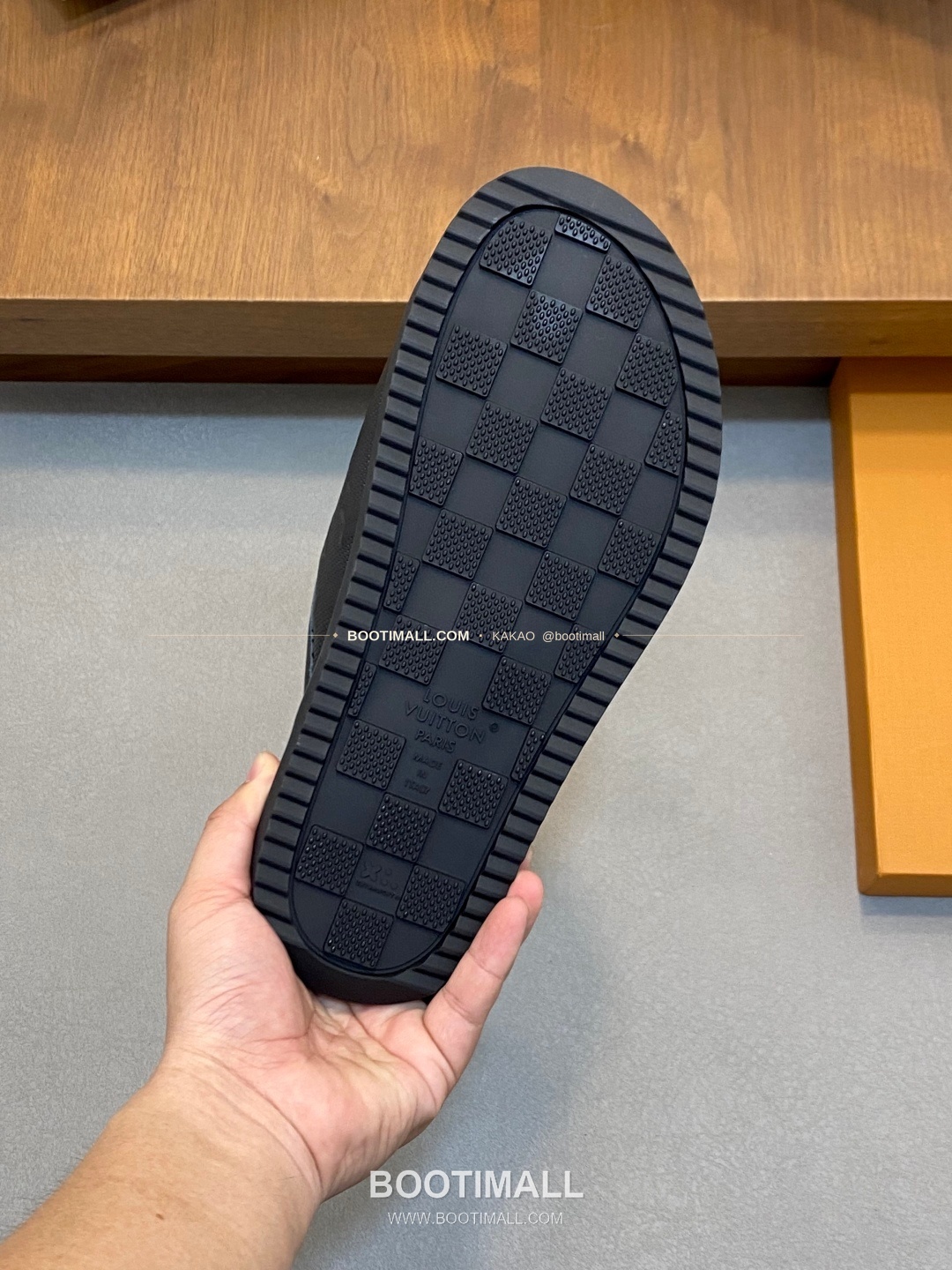 루이비통 모노그램 벨크로 패딩 슬라이드 샌들 Louis Vuitton Monogram Velcro Padded Slide Sandals 8