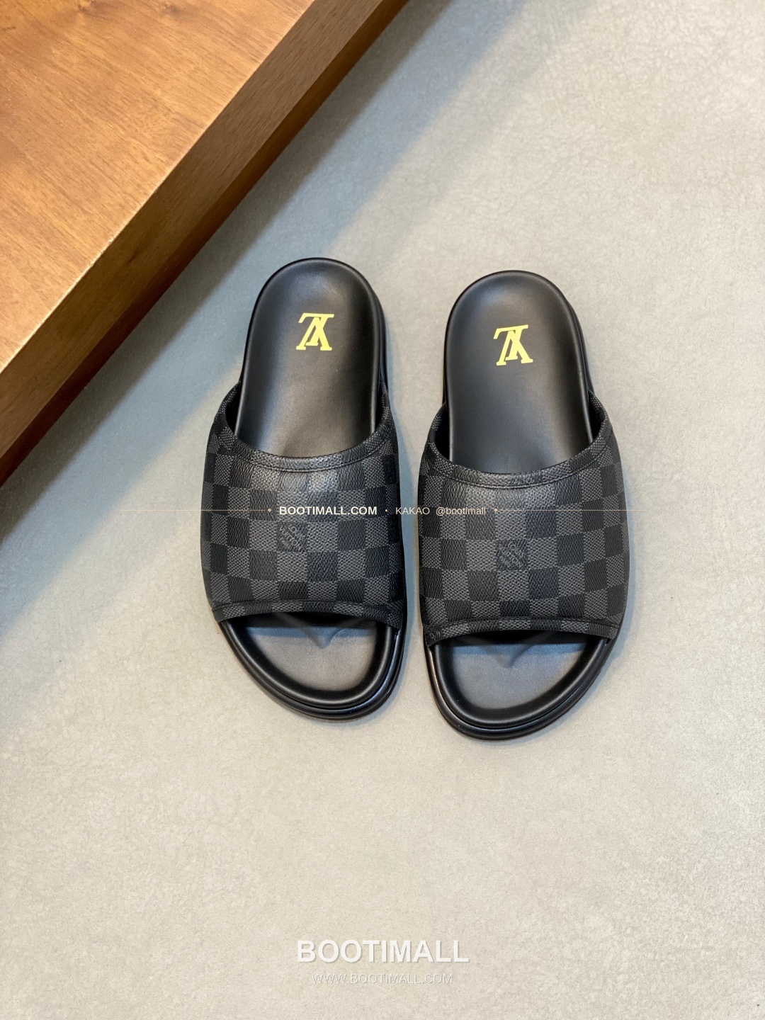 루이비통 모노그램 벨크로 패딩 슬라이드 샌들 Louis Vuitton Monogram Velcro Padded Slide Sandals 1