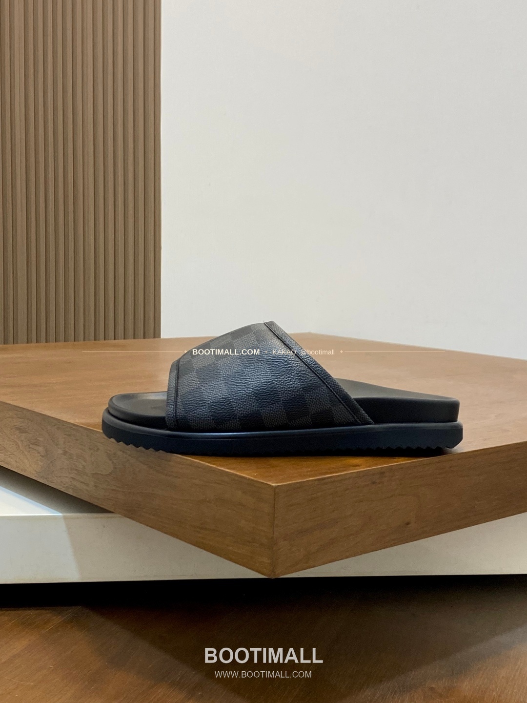 루이비통 모노그램 벨크로 패딩 슬라이드 샌들 Louis Vuitton Monogram Velcro Padded Slide Sandals 2