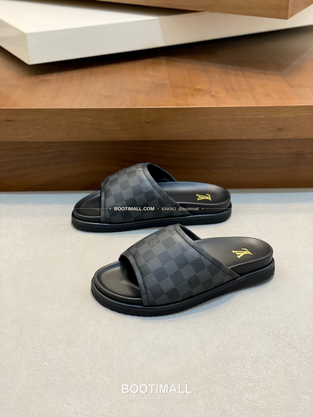 루이비통 모노그램 벨크로 패딩 슬라이드 샌들 Louis Vuitton Monogram Velcro Padded Slide Sandals 3