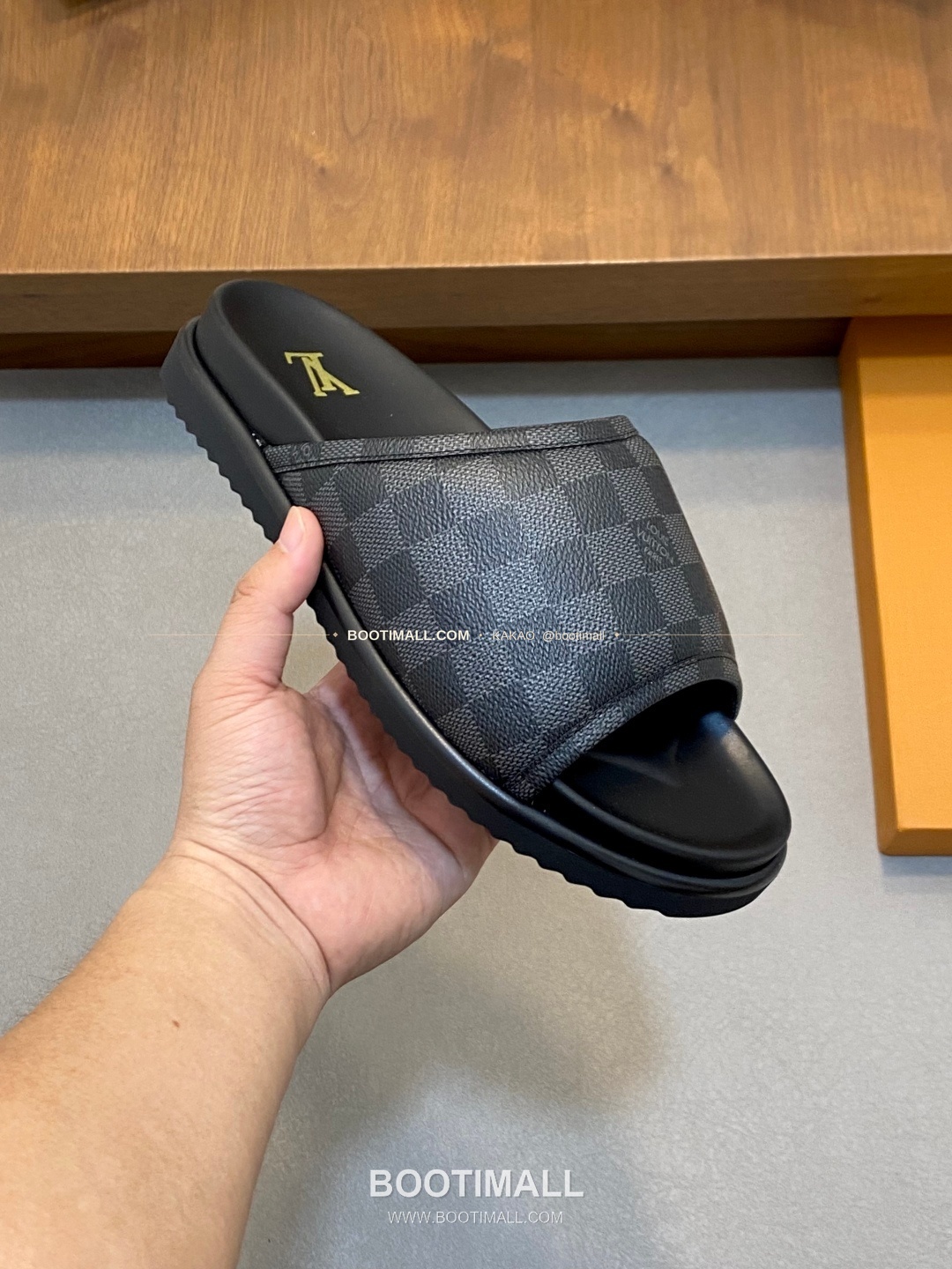 루이비통 모노그램 벨크로 패딩 슬라이드 샌들 Louis Vuitton Monogram Velcro Padded Slide Sandals 4