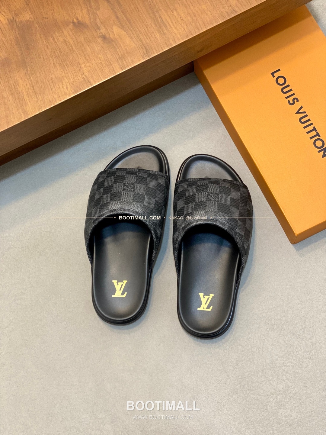루이비통 모노그램 벨크로 패딩 슬라이드 샌들 Louis Vuitton Monogram Velcro Padded Slide Sandals 5