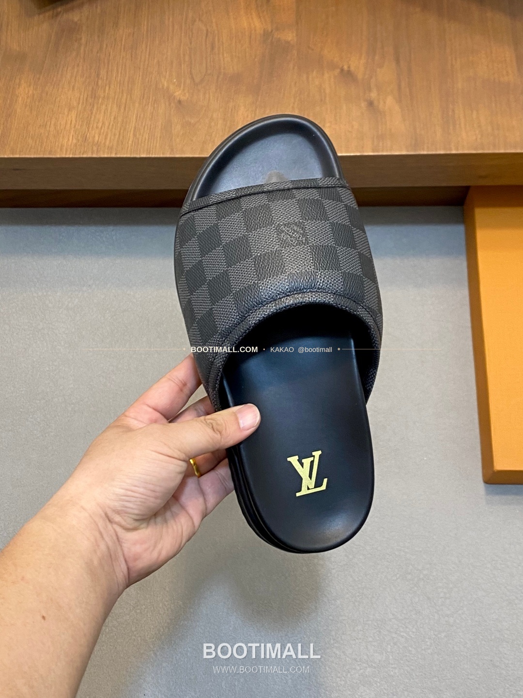 루이비통 모노그램 벨크로 패딩 슬라이드 샌들 Louis Vuitton Monogram Velcro Padded Slide Sandals 7