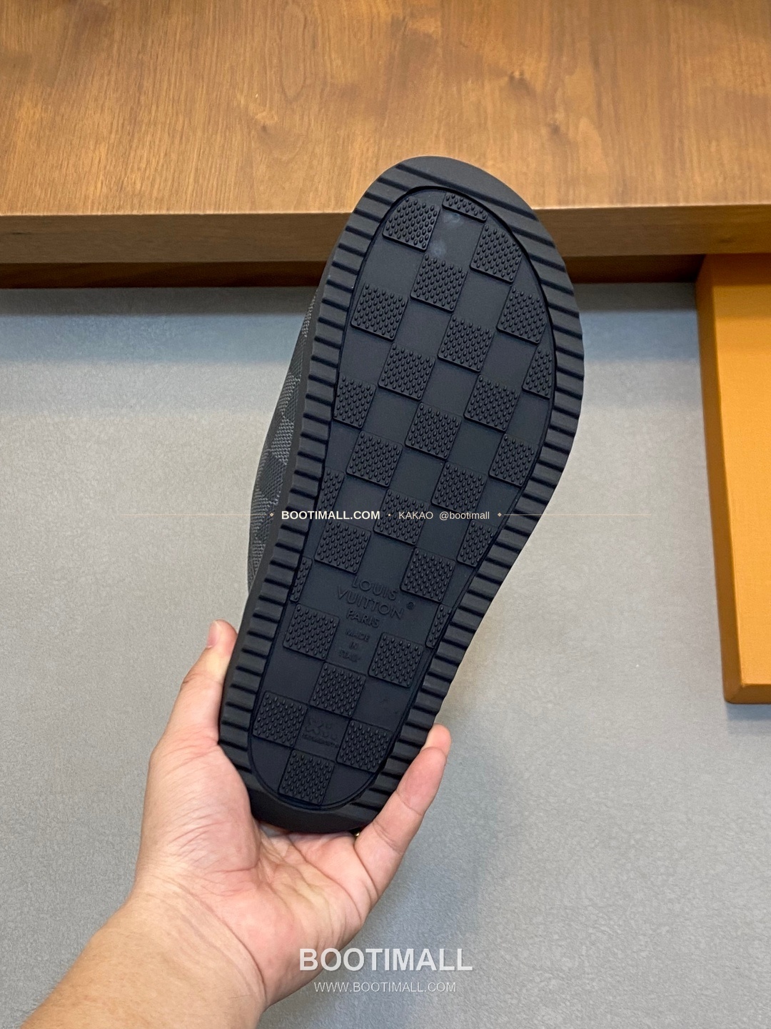 루이비통 모노그램 벨크로 패딩 슬라이드 샌들 Louis Vuitton Monogram Velcro Padded Slide Sandals 8