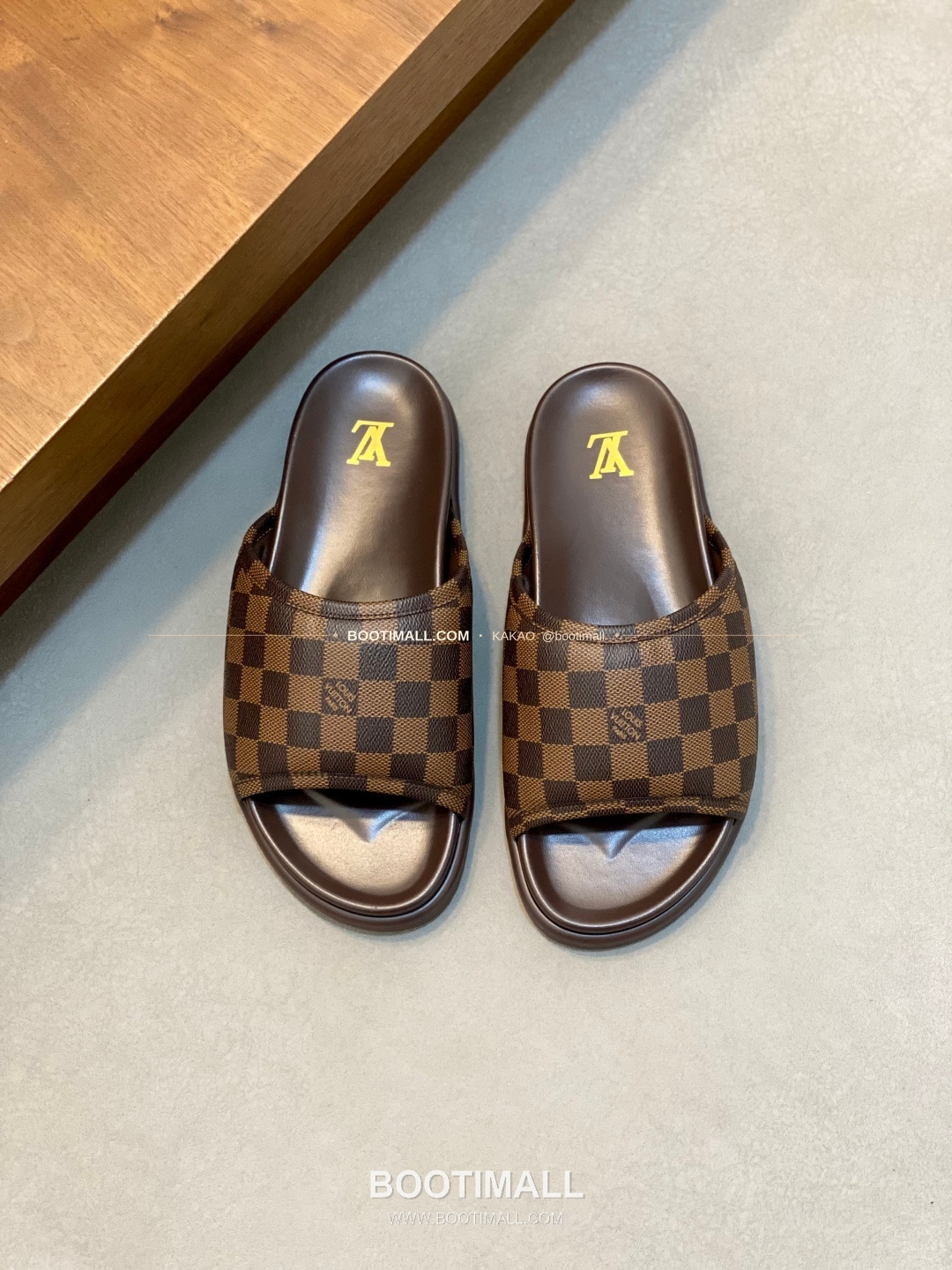 루이비통 모노그램 벨크로 패딩 슬라이드 샌들 Louis Vuitton Monogram Velcro Padded Slide Sandals 1