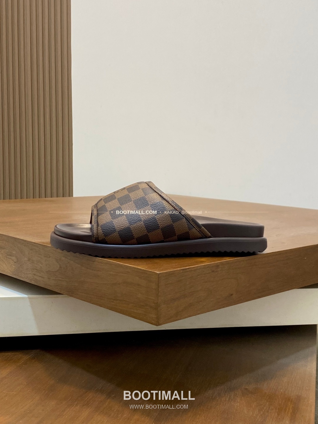 루이비통 모노그램 벨크로 패딩 슬라이드 샌들 Louis Vuitton Monogram Velcro Padded Slide Sandals 2