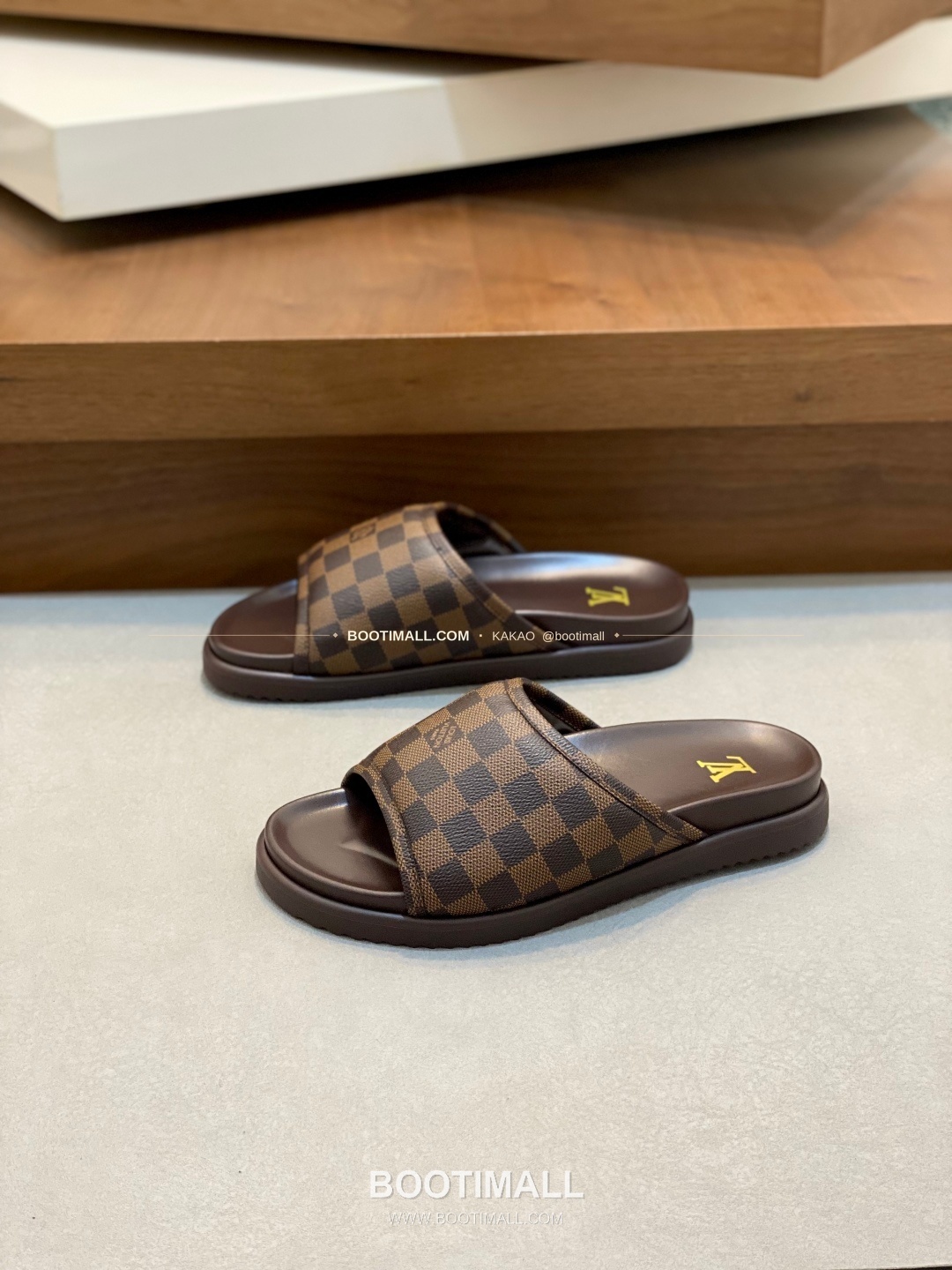 루이비통 모노그램 벨크로 패딩 슬라이드 샌들 Louis Vuitton Monogram Velcro Padded Slide Sandals 3