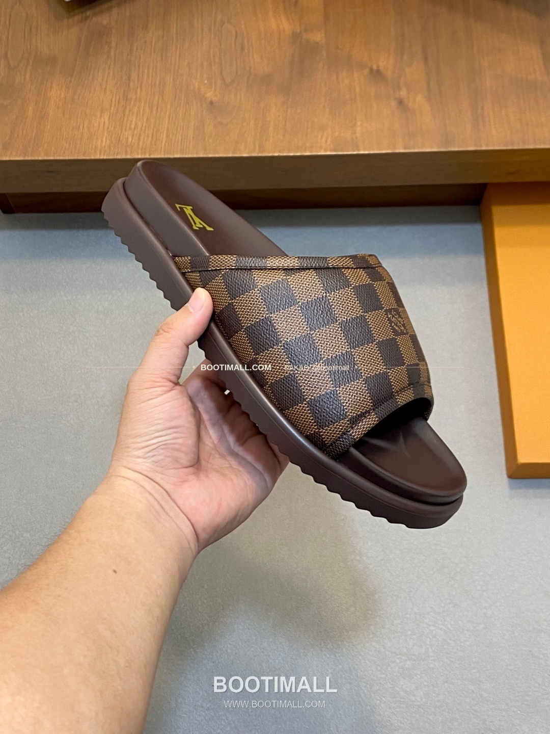 루이비통 모노그램 벨크로 패딩 슬라이드 샌들 Louis Vuitton Monogram Velcro Padded Slide Sandals 4