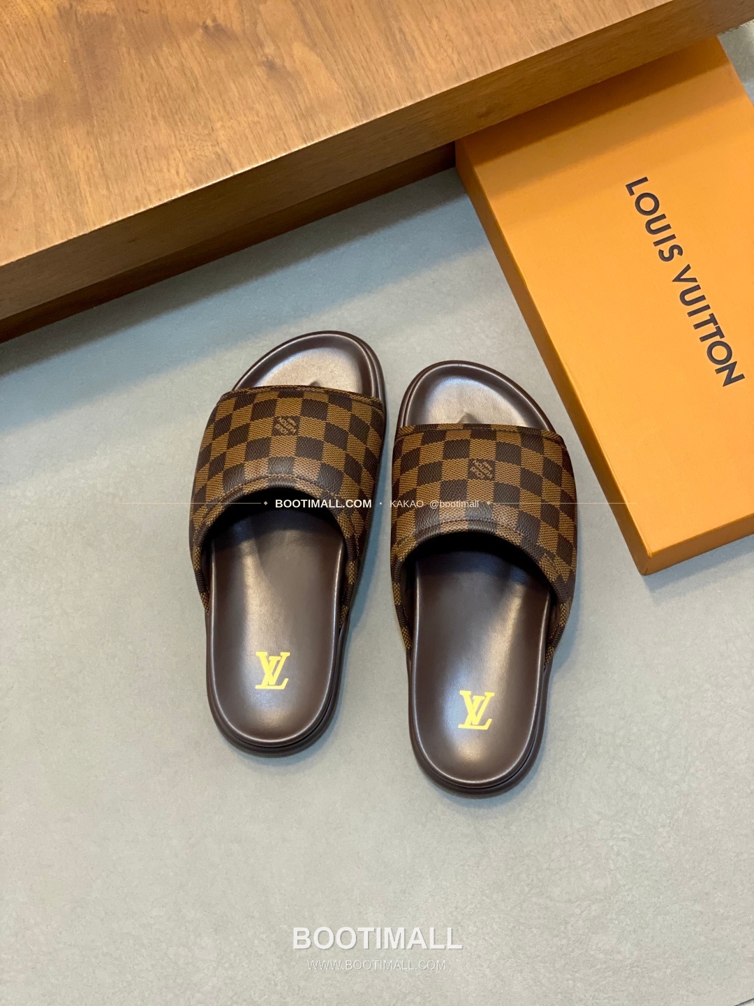 루이비통 모노그램 벨크로 패딩 슬라이드 샌들 Louis Vuitton Monogram Velcro Padded Slide Sandals 5
