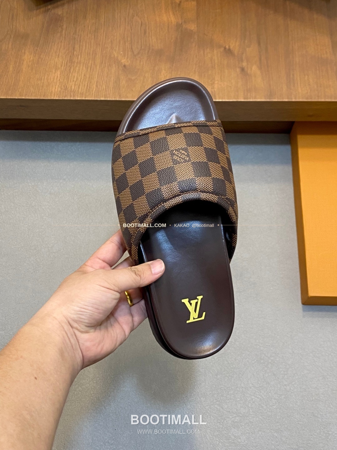 루이비통 모노그램 벨크로 패딩 슬라이드 샌들 Louis Vuitton Monogram Velcro Padded Slide Sandals 7