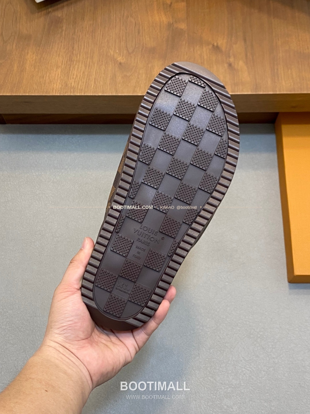 루이비통 모노그램 벨크로 패딩 슬라이드 샌들 Louis Vuitton Monogram Velcro Padded Slide Sandals 8