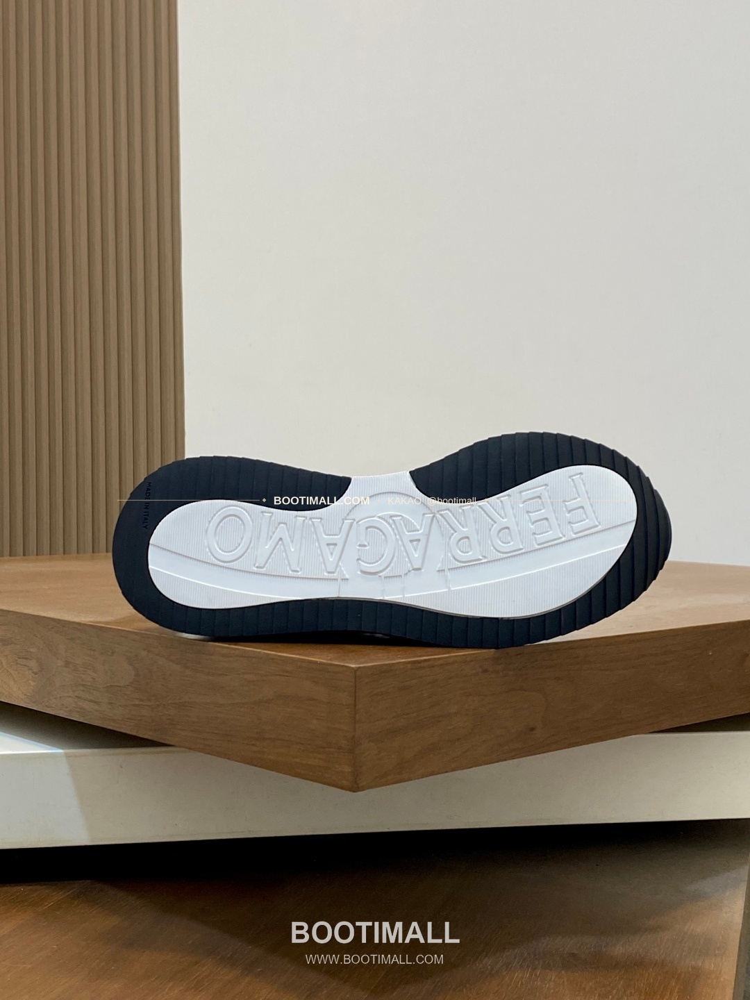 페레가모 스웨이드 레더 로고 히든레이스 스니커즈 블랙 Ferragamo Suede Leather Logo Hidden Lace Sneakers 9