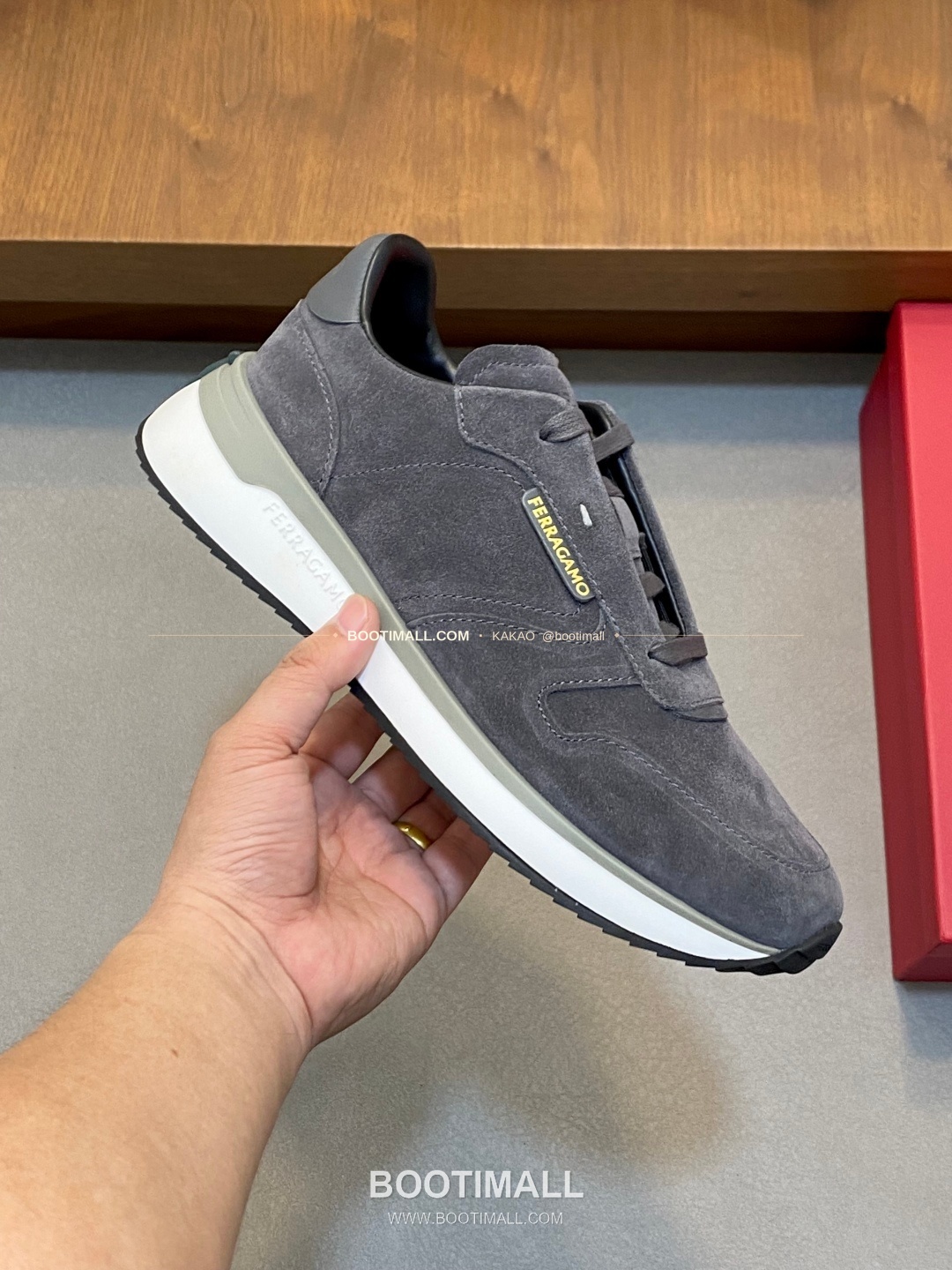 페레가모 스웨이드 레더 로고 히든레이스 스니커즈 그레이 Ferragamo Suede Leather Logo Hidden Lace Sneakers 4