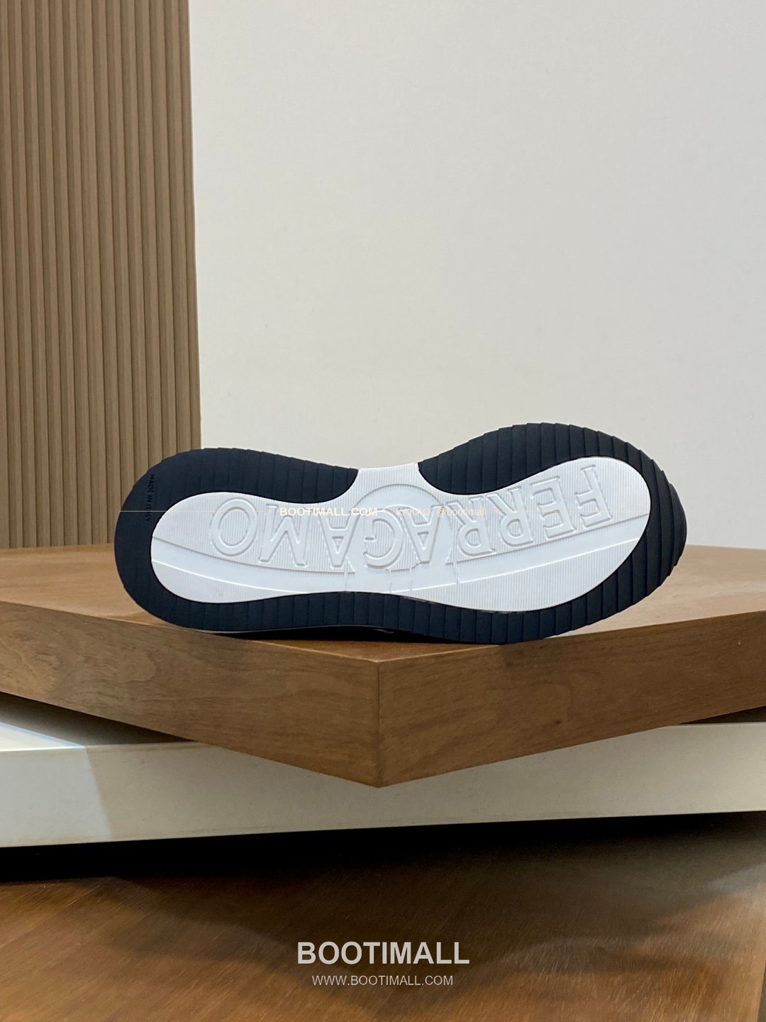 페레가모 스웨이드 레더 로고 히든레이스 스니커즈 그레이 Ferragamo Suede Leather Logo Hidden Lace Sneakers 9