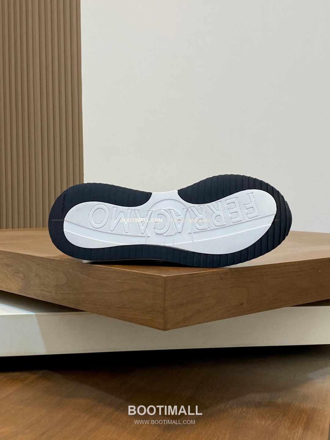 페레가모 스웨이드 레더 로고 히든레이스 스니커즈 네이비 Ferragamo Suede Leather Logo Hidden Lace Sneakers 9