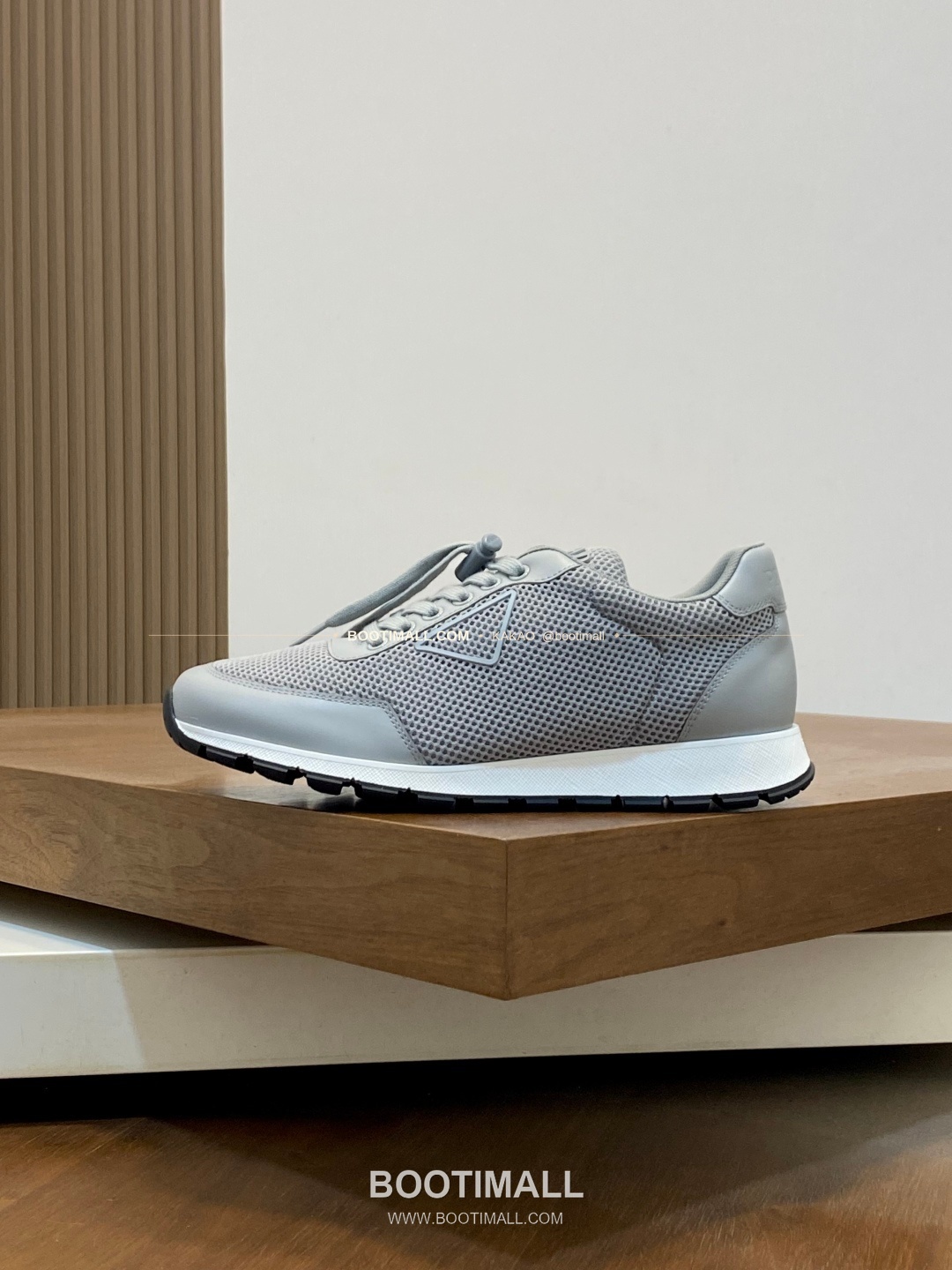 프라다 테크패브릭 송아지가죽 기하학 스티치 로고 레이스업 스니커즈 그레이 Prada Tech Fabric Calfskin Geometric Stitch Logo Lace-Up Sneakers 2