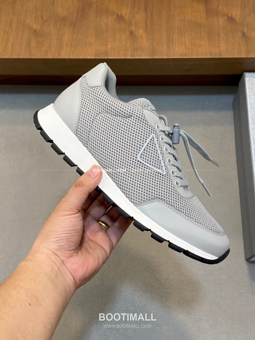 프라다 테크패브릭 송아지가죽 기하학 스티치 로고 레이스업 스니커즈 그레이 Prada Tech Fabric Calfskin Geometric Stitch Logo Lace-Up Sneakers 4