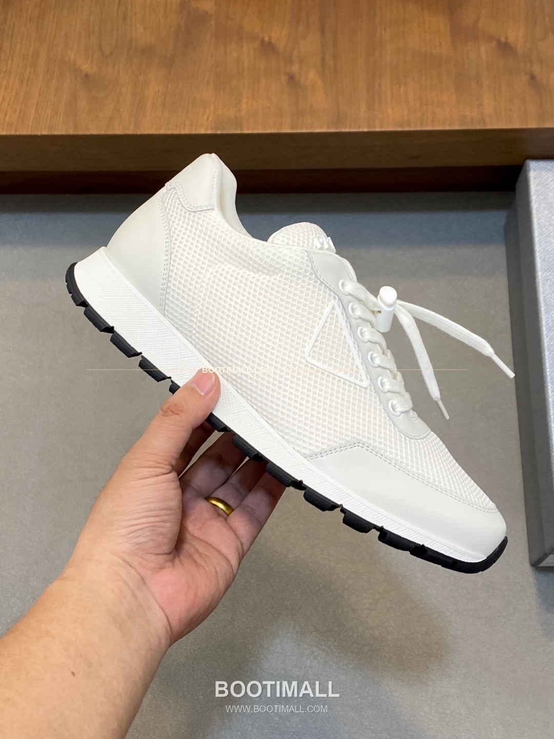 프라다 테크패브릭 송아지가죽 기하학 스티치 로고 레이스업 스니커즈 화이트 Prada Tech Fabric Calfskin Geometric Stitch Logo Lace-Up Sneakers 4