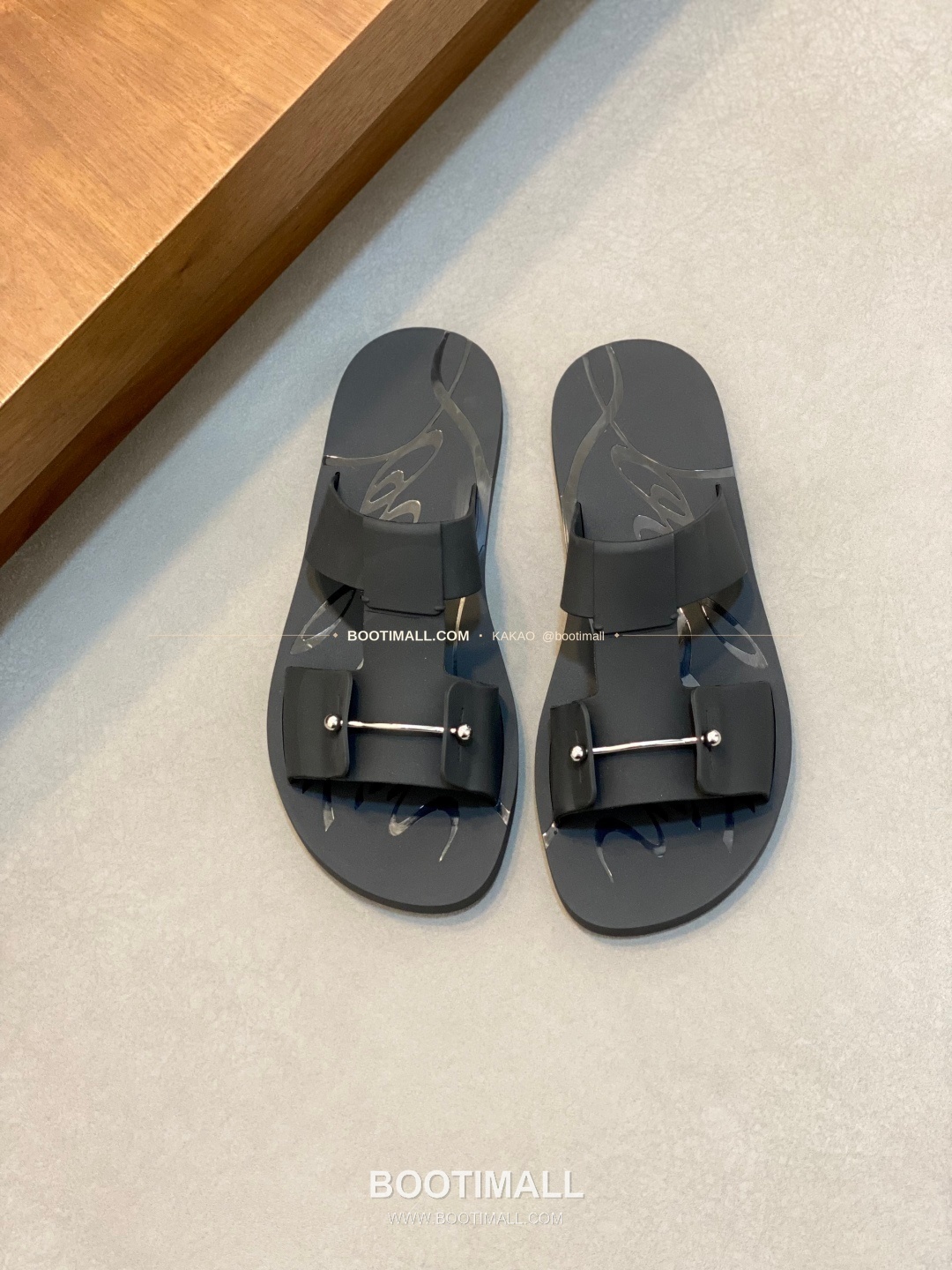 크리스찬루부탱 스트랩 로고 샌들 블랙 Christian Louboutin Strap Logo Sandals 1