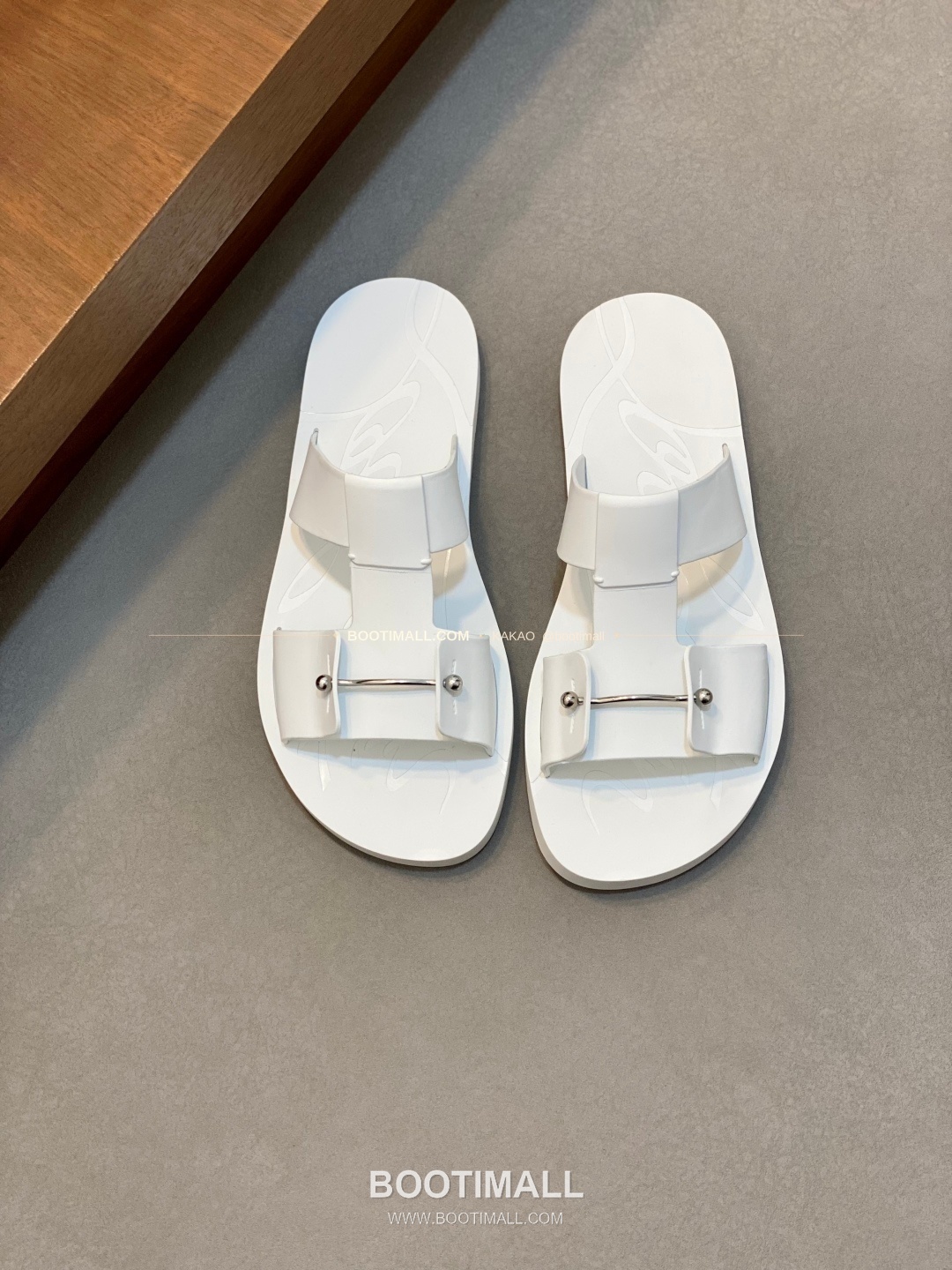 크리스찬루부탱 스트랩 로고 샌들 화이트 Christian Louboutin Strap Logo Sandals 1