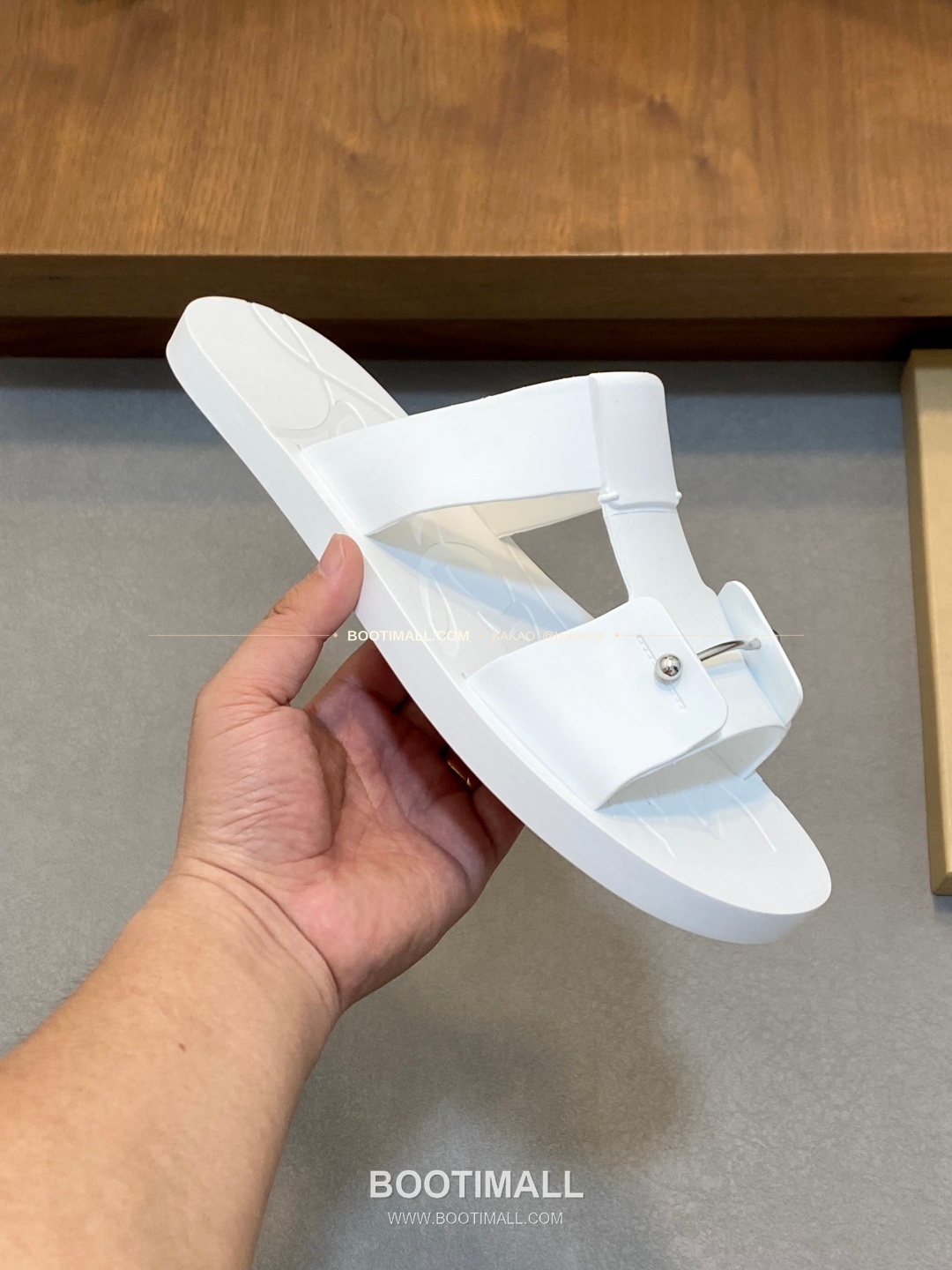 크리스찬루부탱 스트랩 로고 샌들 화이트 Christian Louboutin Strap Logo Sandals 4