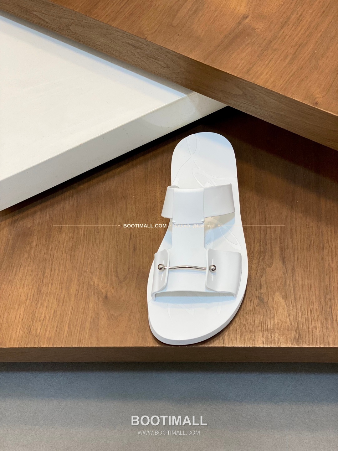 크리스찬루부탱 스트랩 로고 샌들 화이트 Christian Louboutin Strap Logo Sandals 9