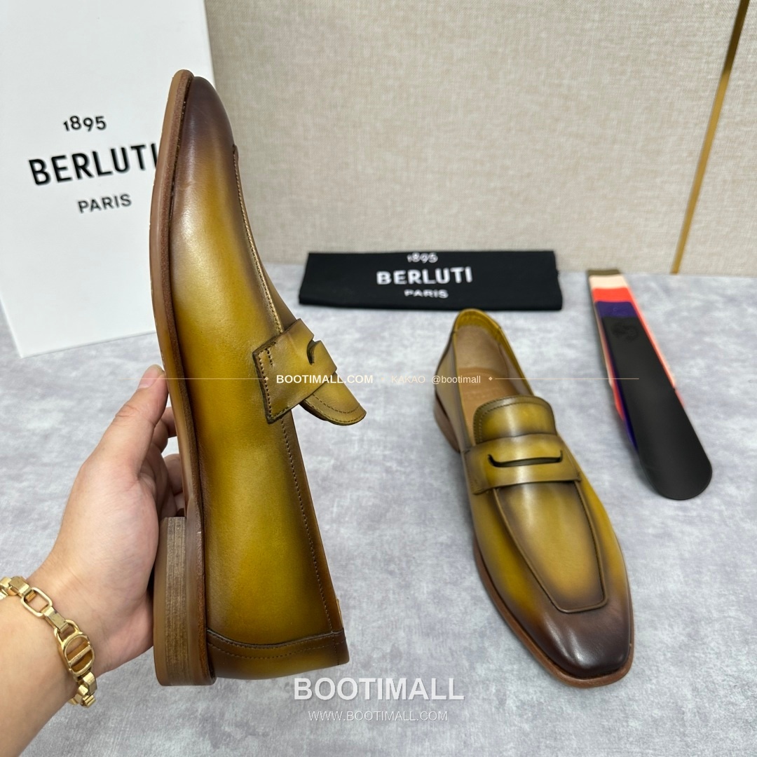 벨루티 로렌조 송아지가죽 스크리토 로퍼 Berluti Lorenzo Calfskin Scritto Loafers 6