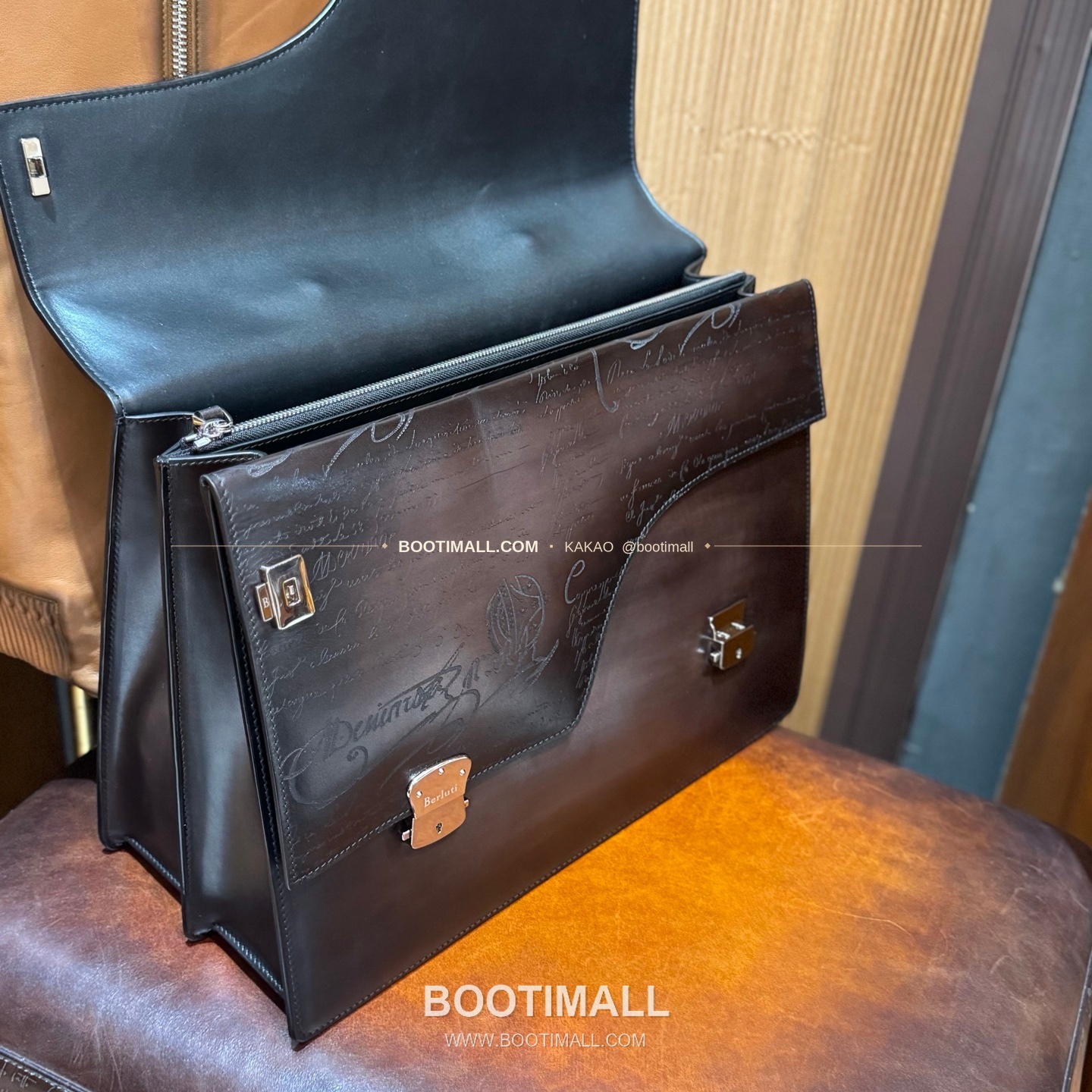 벨루티 카프스킨 핸드다이 더블버클 브리프케이스 Berluti Calfskin Hand-Dyed Double-Buckle Briefcase 42cm 9