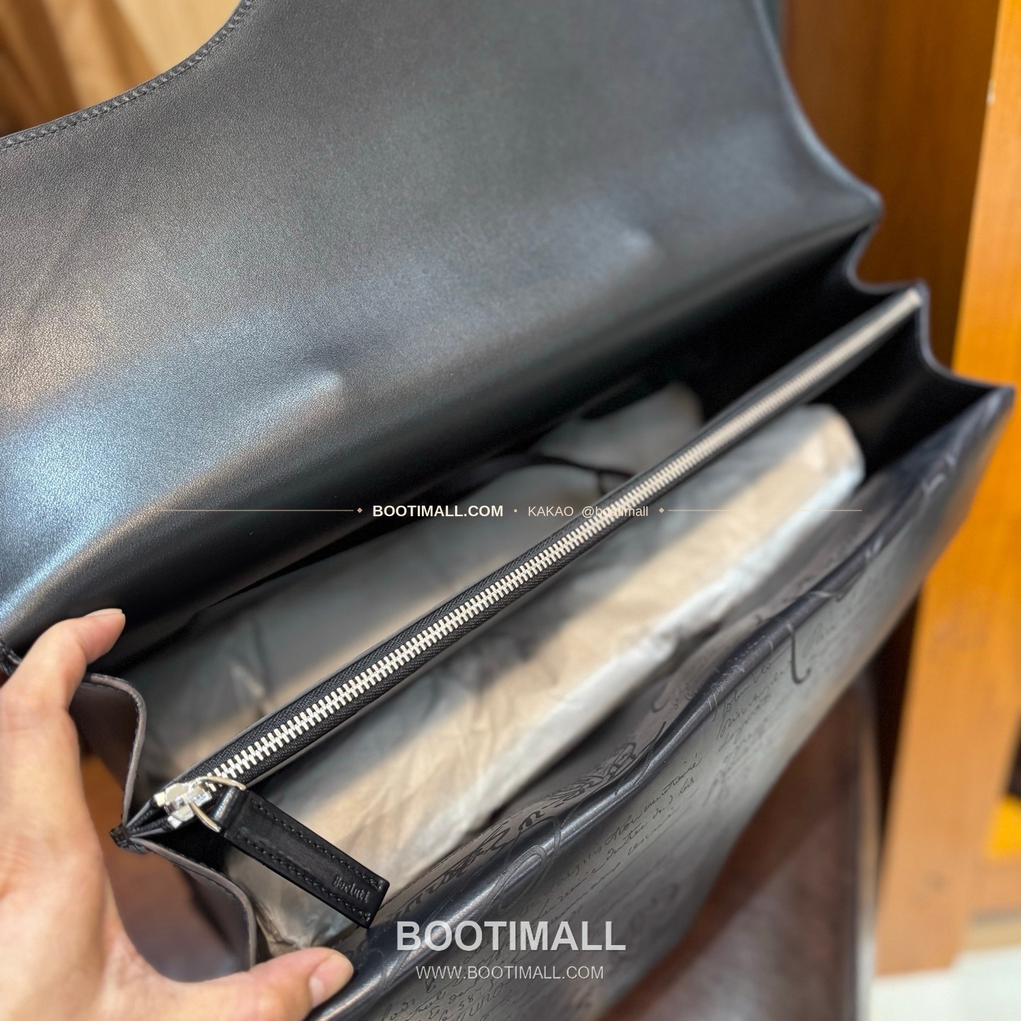 벨루티 카프스킨 핸드다이 더블버클 브리프케이스 Berluti Calfskin Hand-Dyed Double-Buckle Briefcase 42cm 10