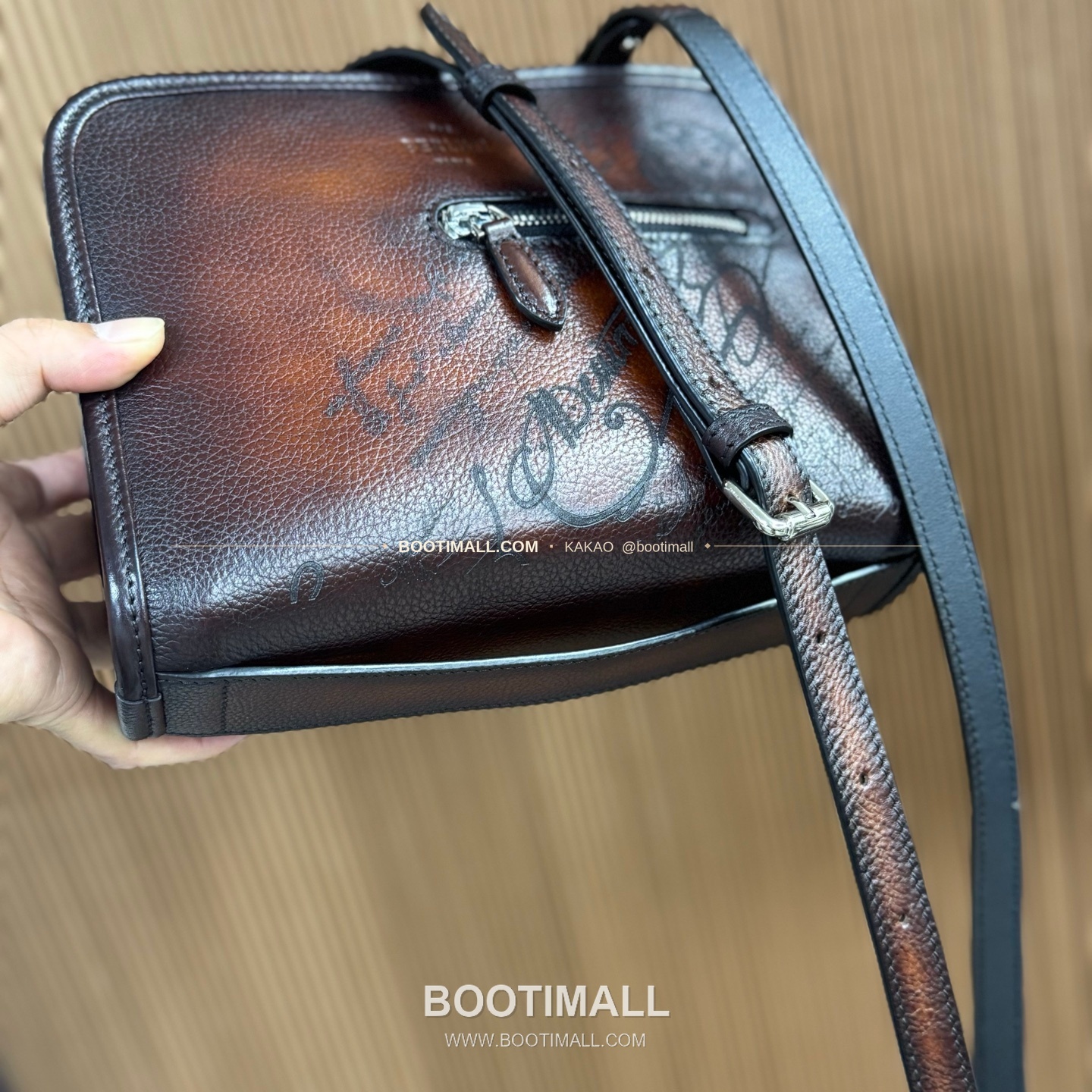 벨루티 그레인 카프스킨 Journalier Trio 크로스바디백 Berluti Grained Calfskin Journalier Trio Crossbody Bag 5