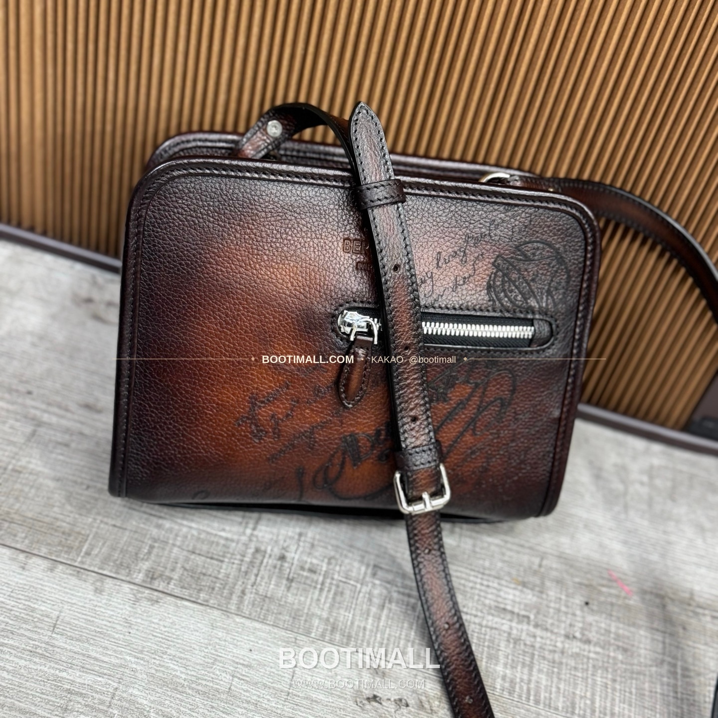 벨루티 그레인 카프스킨 Journalier Trio 크로스바디백 Berluti Grained Calfskin Journalier Trio Crossbody Bag 8