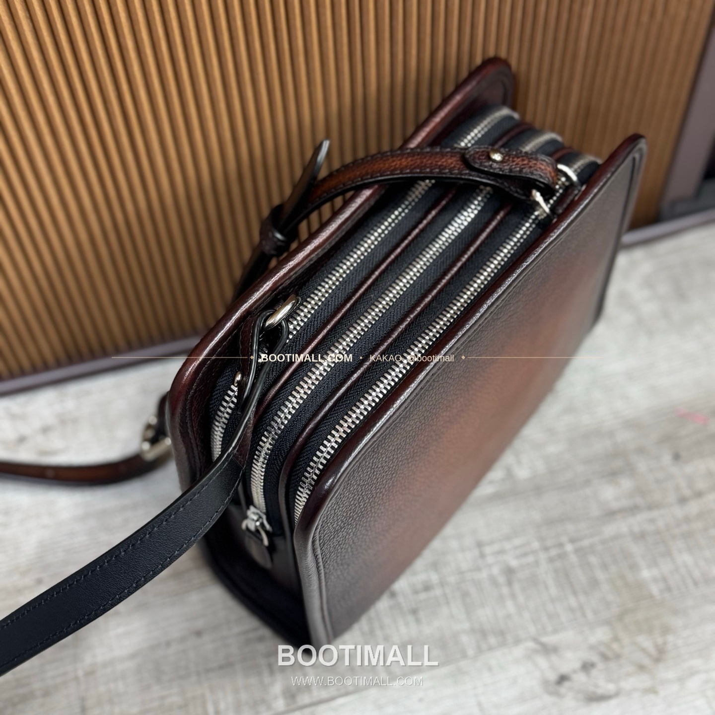 벨루티 그레인 카프스킨 Journalier Trio 크로스바디백 Berluti Grained Calfskin Journalier Trio Crossbody Bag 9