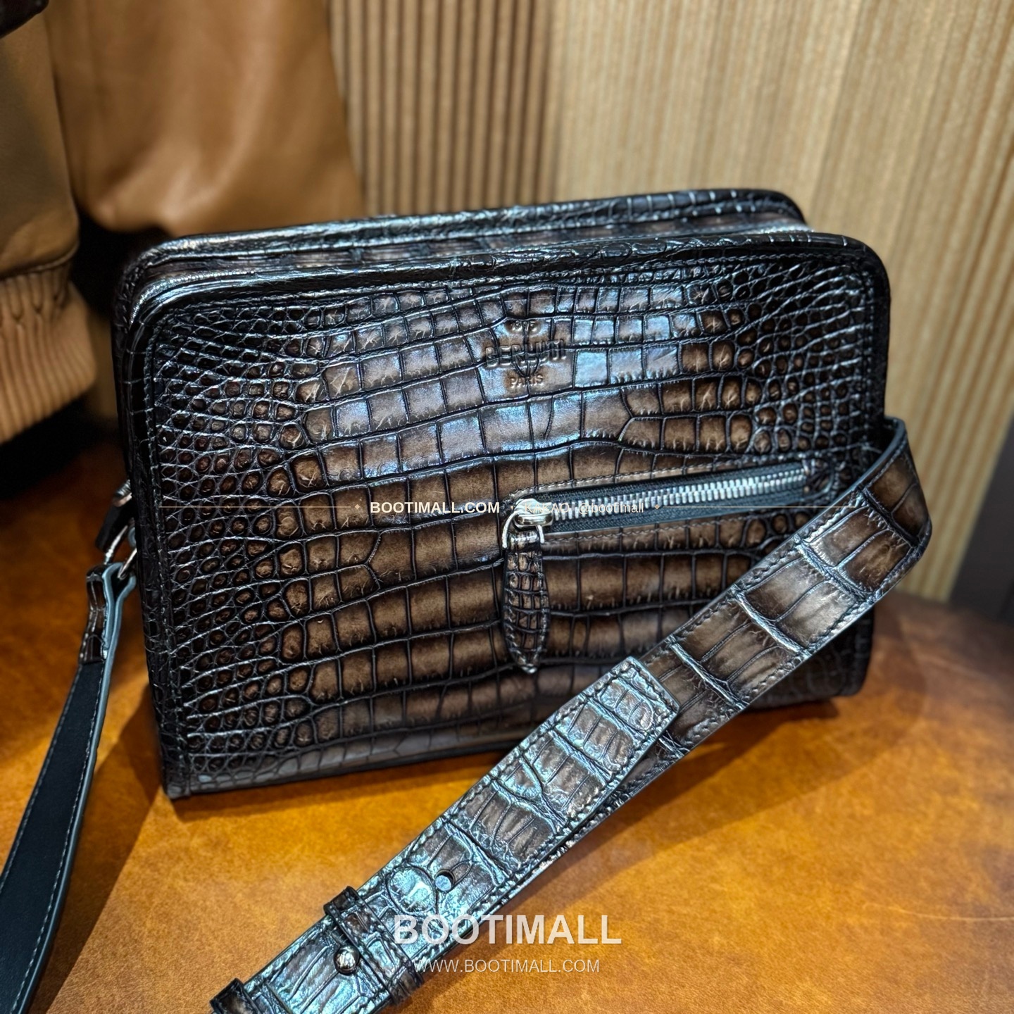 벨루티 크로커다일 레더 더블스트랩 크로스바디백 Berluti Crocodile Leather Double Strap Crossbody Bag 27cm 1