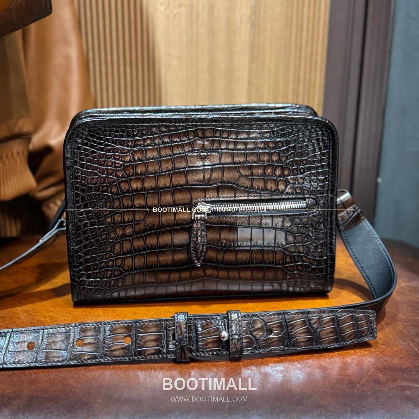 벨루티 크로커다일 레더 더블스트랩 크로스바디백 Berluti Crocodile Leather Double Strap Crossbody Bag 27cm 2