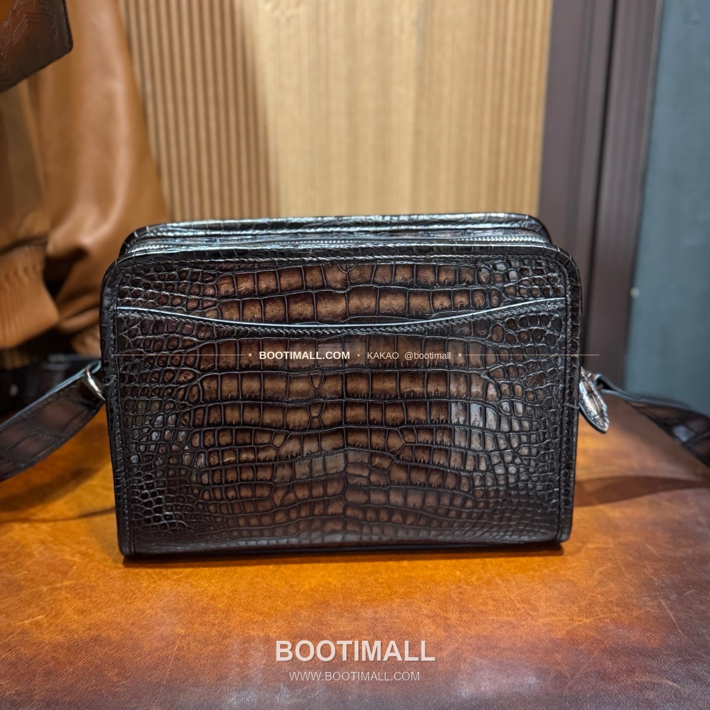 벨루티 크로커다일 레더 더블스트랩 크로스바디백 Berluti Crocodile Leather Double Strap Crossbody Bag 27cm 3