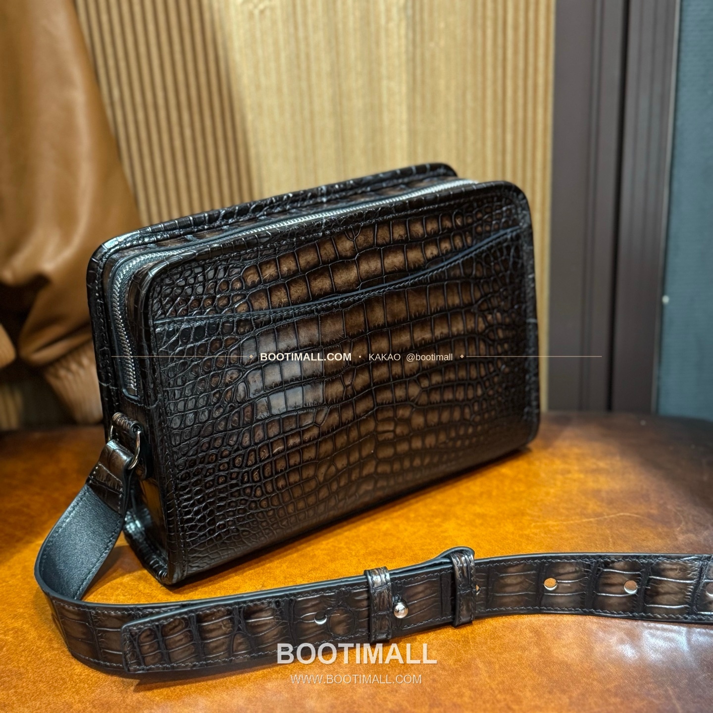 벨루티 크로커다일 레더 더블스트랩 크로스바디백 Berluti Crocodile Leather Double Strap Crossbody Bag 27cm 4