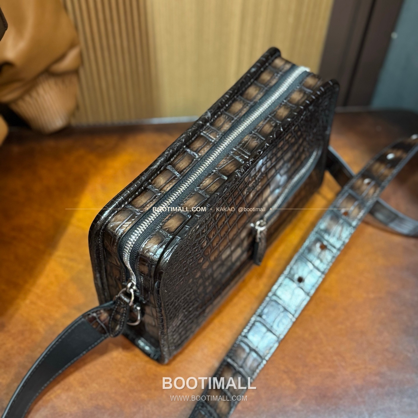 벨루티 크로커다일 레더 더블스트랩 크로스바디백 Berluti Crocodile Leather Double Strap Crossbody Bag 27cm 5