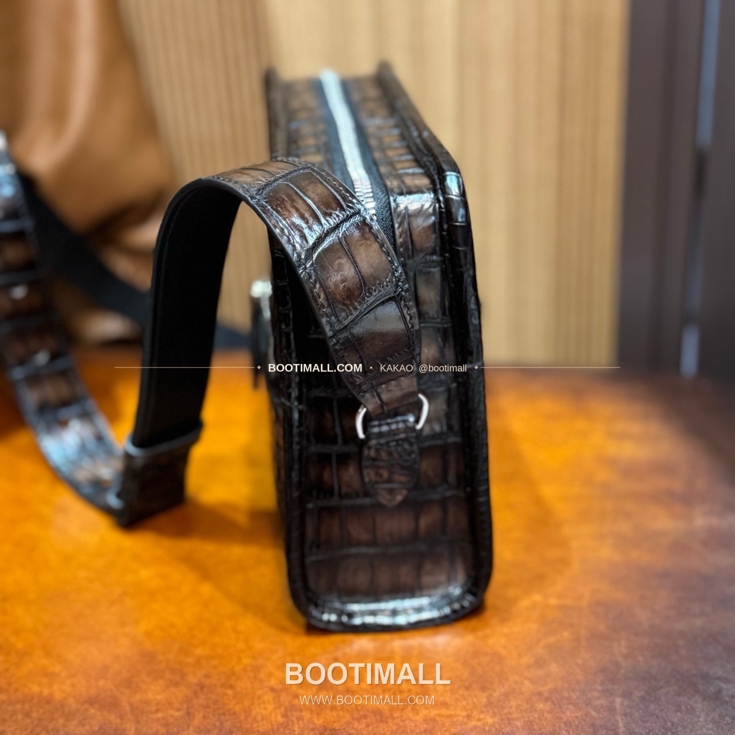 벨루티 크로커다일 레더 더블스트랩 크로스바디백 Berluti Crocodile Leather Double Strap Crossbody Bag 27cm 6