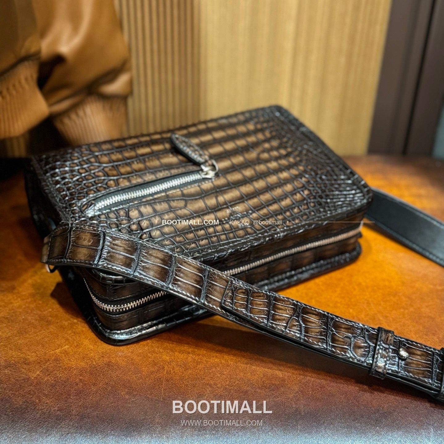벨루티 크로커다일 레더 더블스트랩 크로스바디백 Berluti Crocodile Leather Double Strap Crossbody Bag 27cm 7