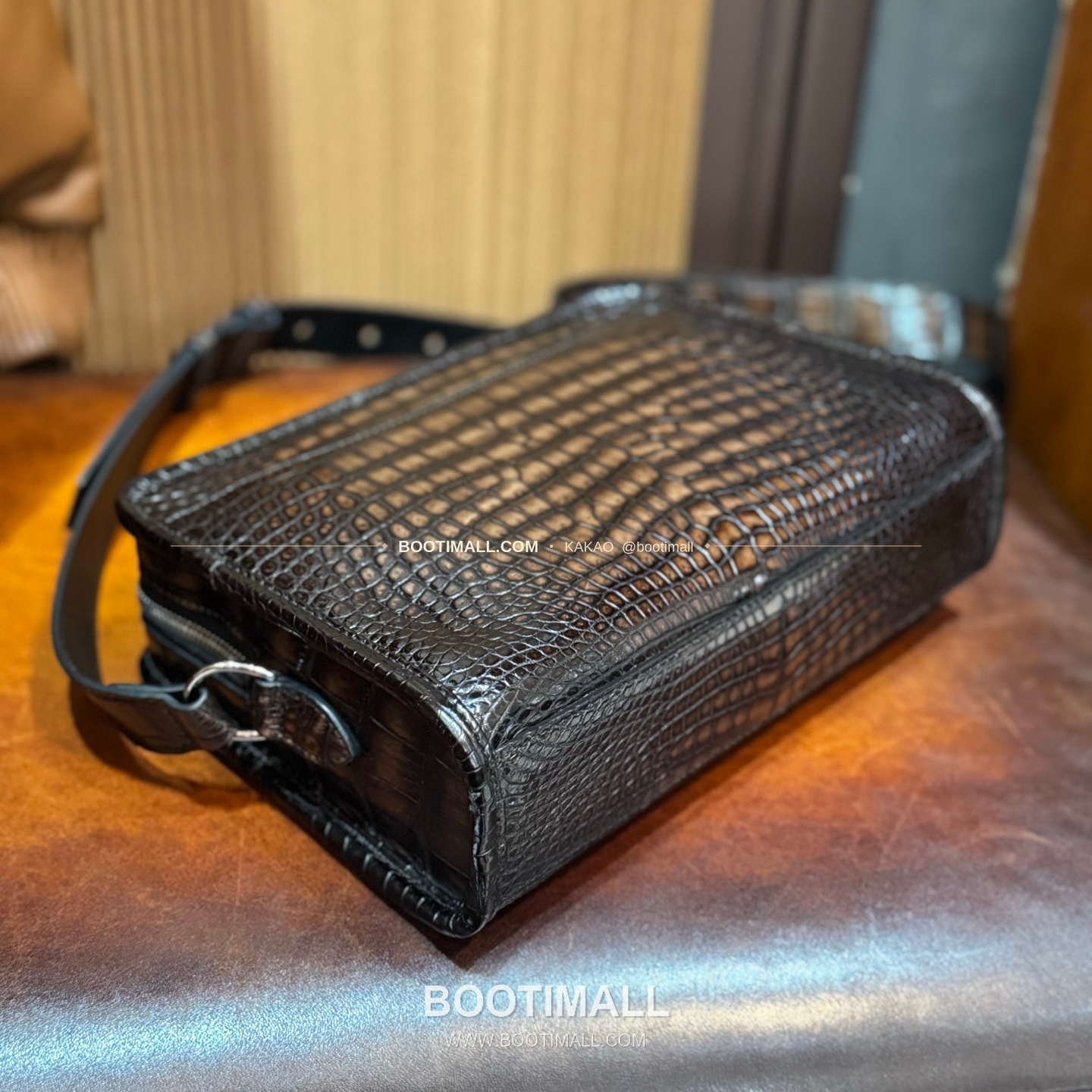 벨루티 크로커다일 레더 더블스트랩 크로스바디백 Berluti Crocodile Leather Double Strap Crossbody Bag 27cm 8