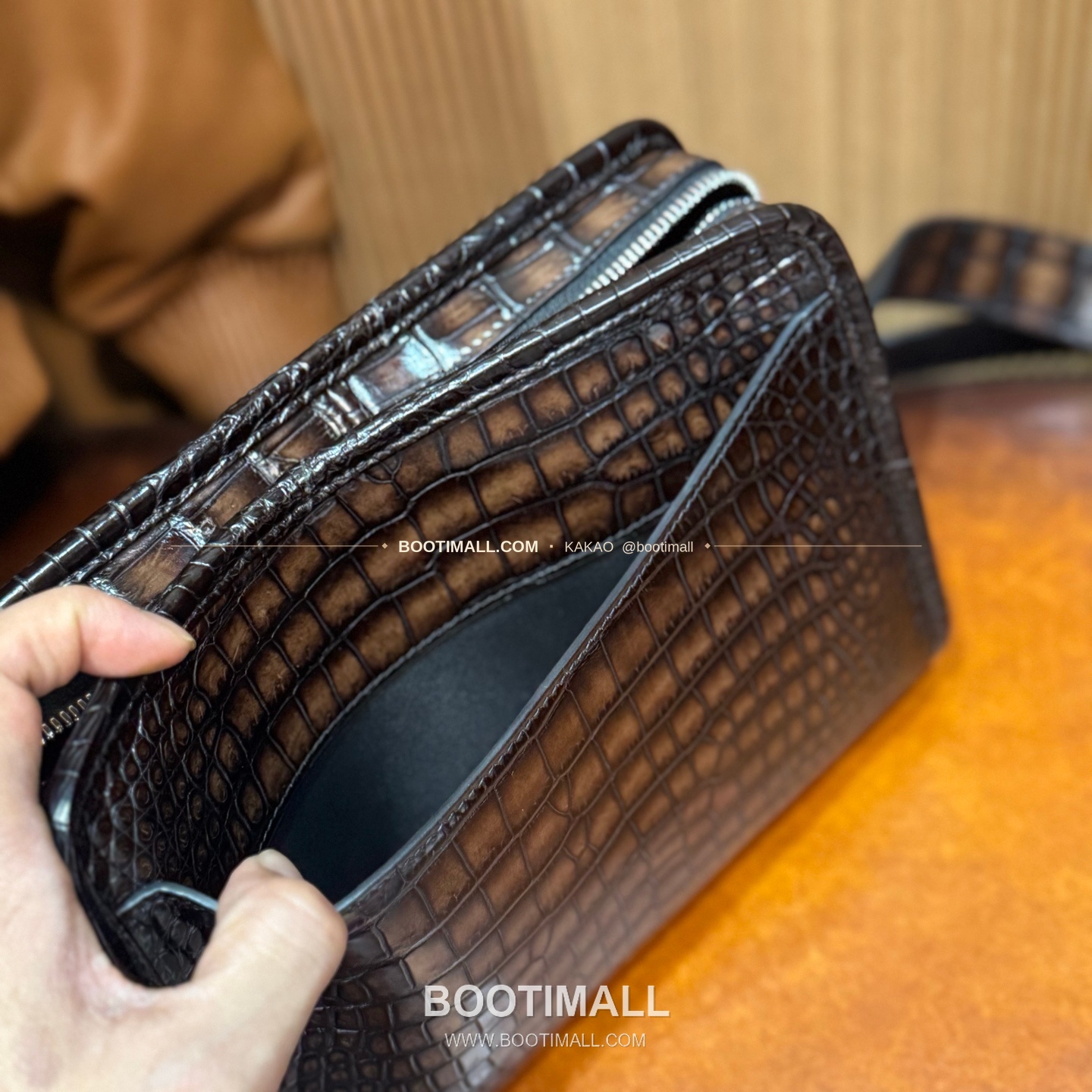 벨루티 크로커다일 레더 더블스트랩 크로스바디백 Berluti Crocodile Leather Double Strap Crossbody Bag 27cm 9