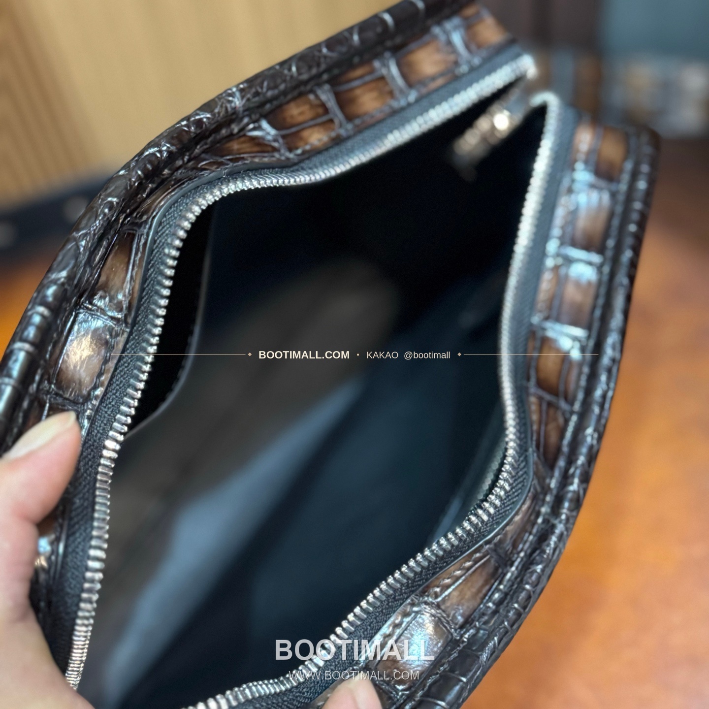 벨루티 크로커다일 레더 더블스트랩 크로스바디백 Berluti Crocodile Leather Double Strap Crossbody Bag 27cm 10