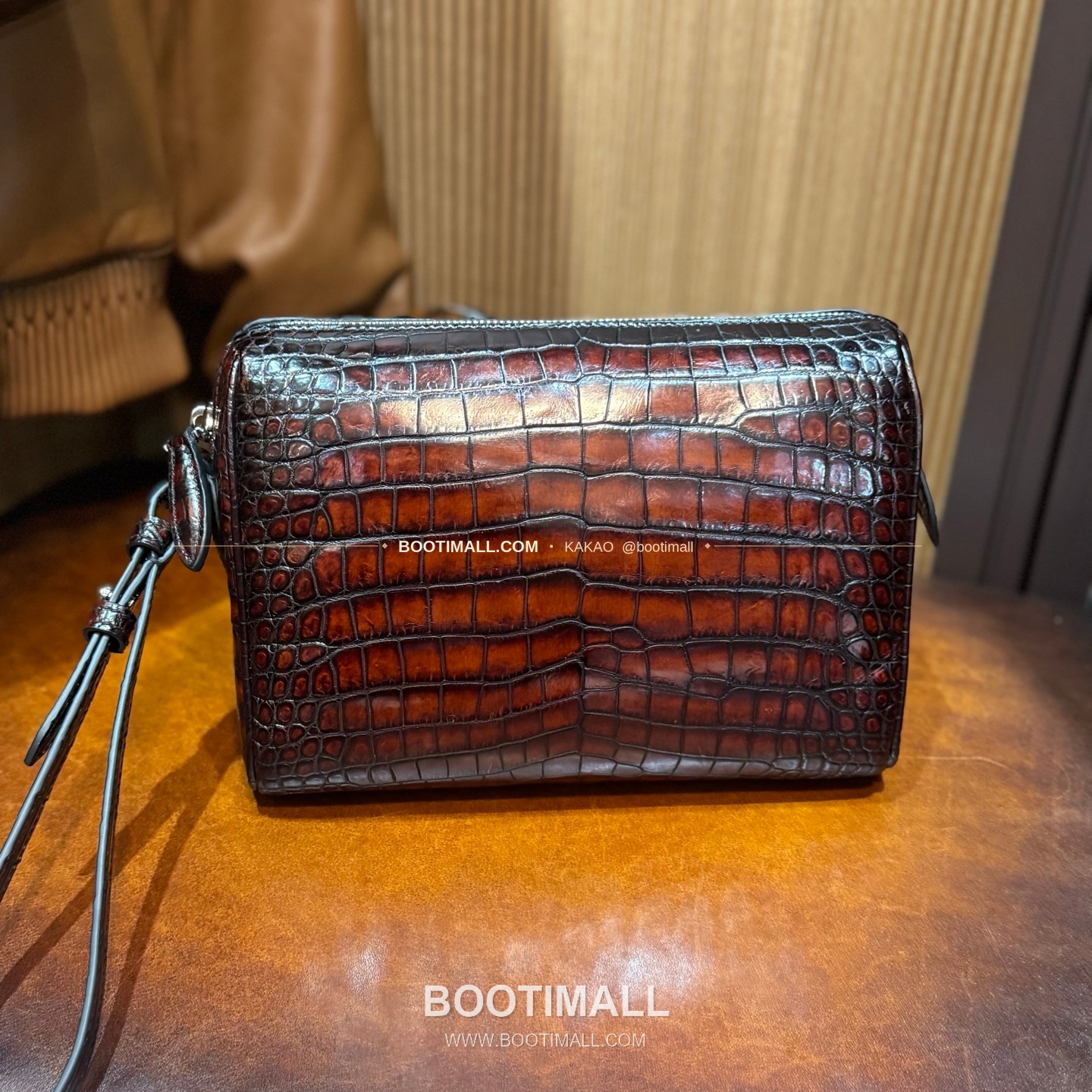 벨루티 나일 크로커다일 스크리토 핸드다이 그랜드 주르 클러치 Berluti Nile Crocodile Scritto Hand-Dyed Grand Jour Clutch 6523101400 1